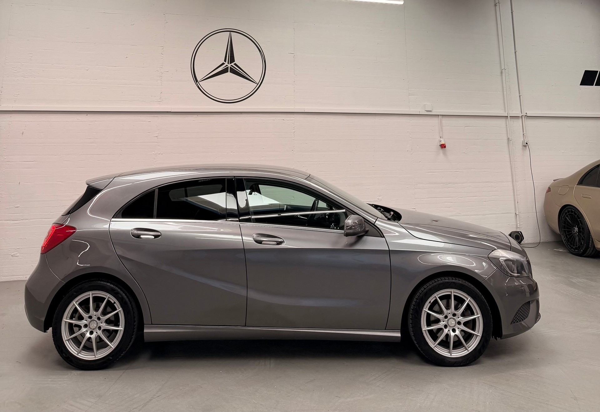 MERCEDES-BENZ A 200 Urban 7G-DCT-image-3