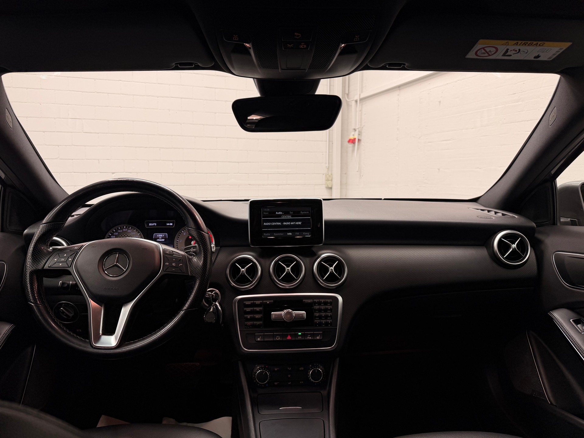 MERCEDES-BENZ A 200 Urban 7G-DCT-image-8