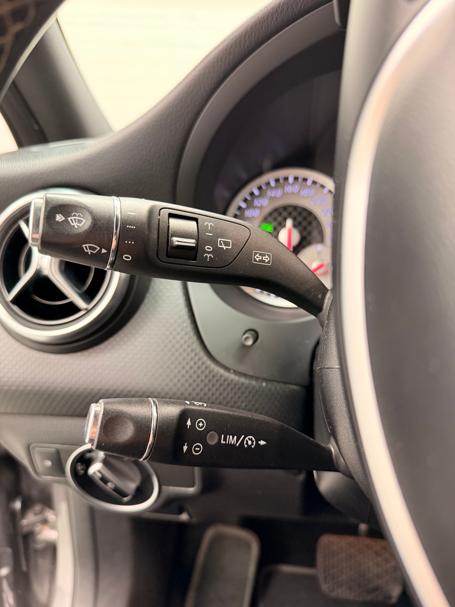 MERCEDES-BENZ A 200 Urban 7G-DCT-image-12