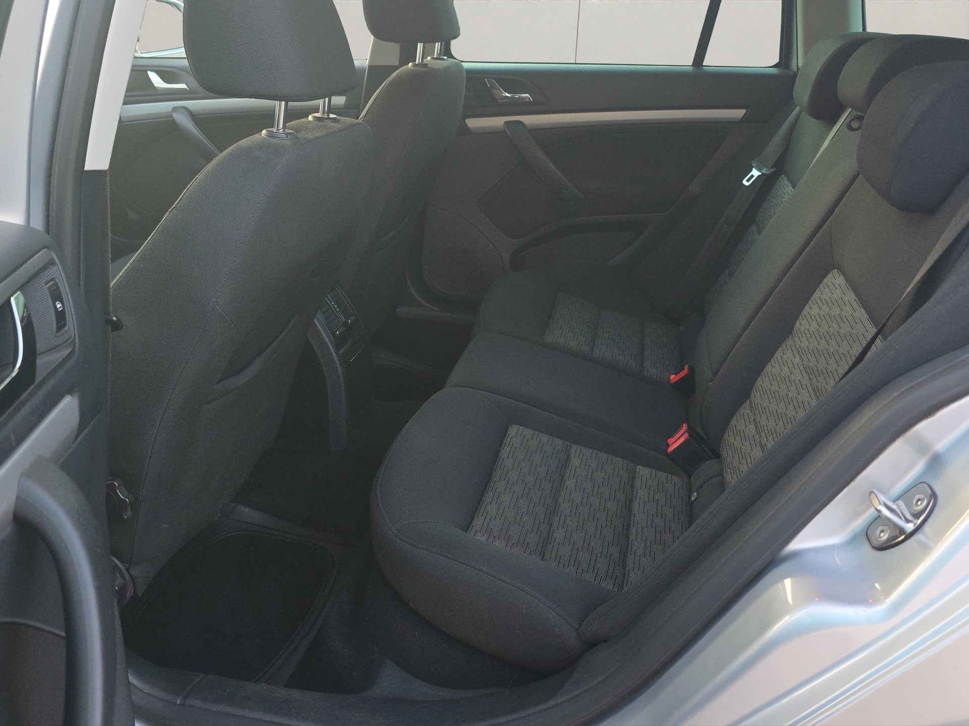 SKODA Octavia Combi 1.6 TDI Ambition DSG-image-10