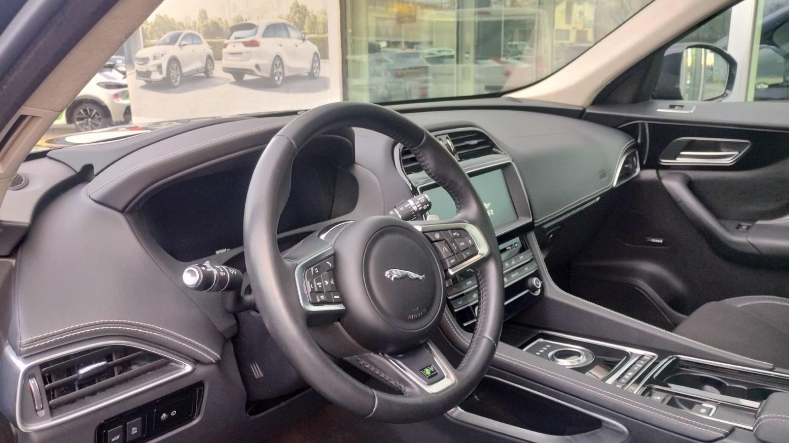 JAGUAR F-Pace 25t 2.0 R-Sport AWD Automatik-image-5