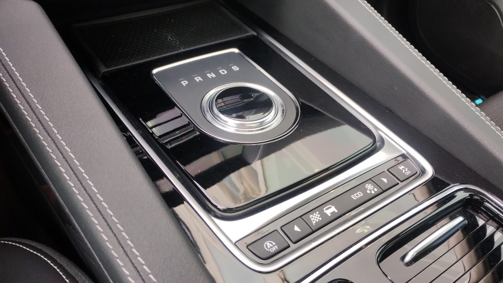 JAGUAR F-Pace 25t 2.0 R-Sport AWD Automatik-image-16