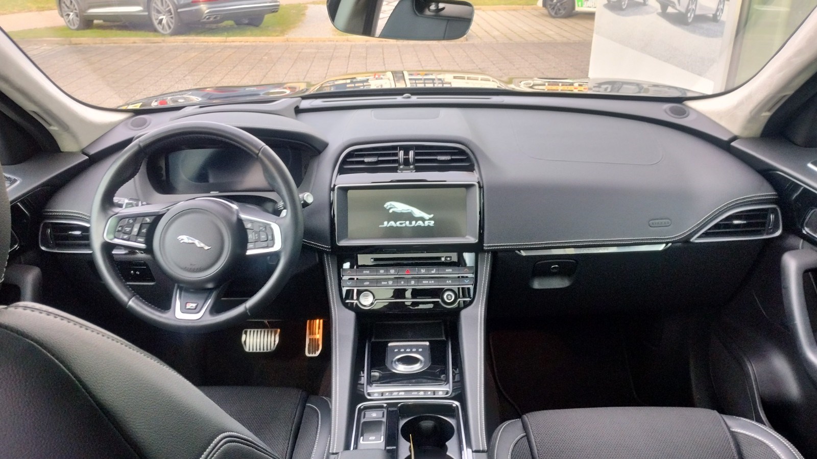 JAGUAR F-Pace 25t 2.0 R-Sport AWD Automatik-image-4