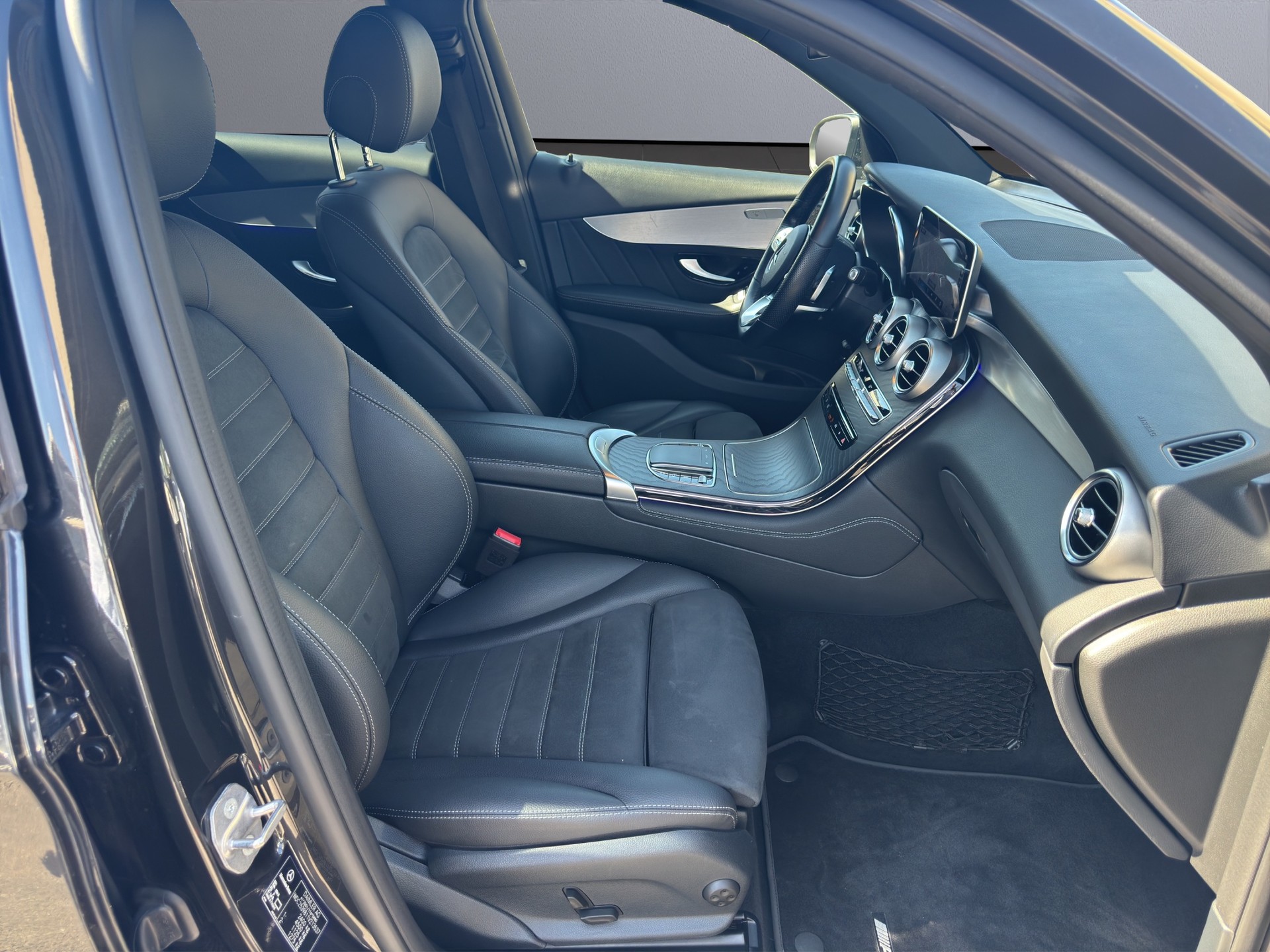 MERCEDES-BENZ GLC 200 AMG Line 4Matic 9G-Tronic-image-14