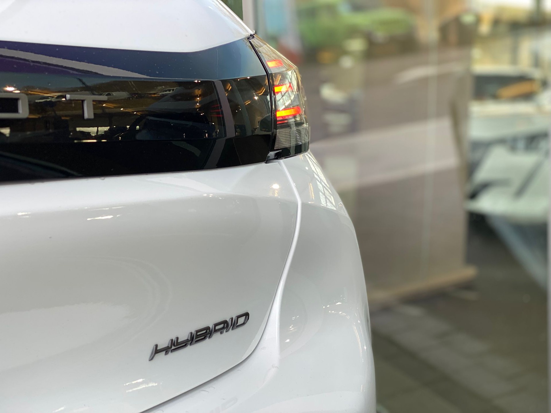 PEUGEOT 208 1.2 MHEV 110 Allure Premium-image-5