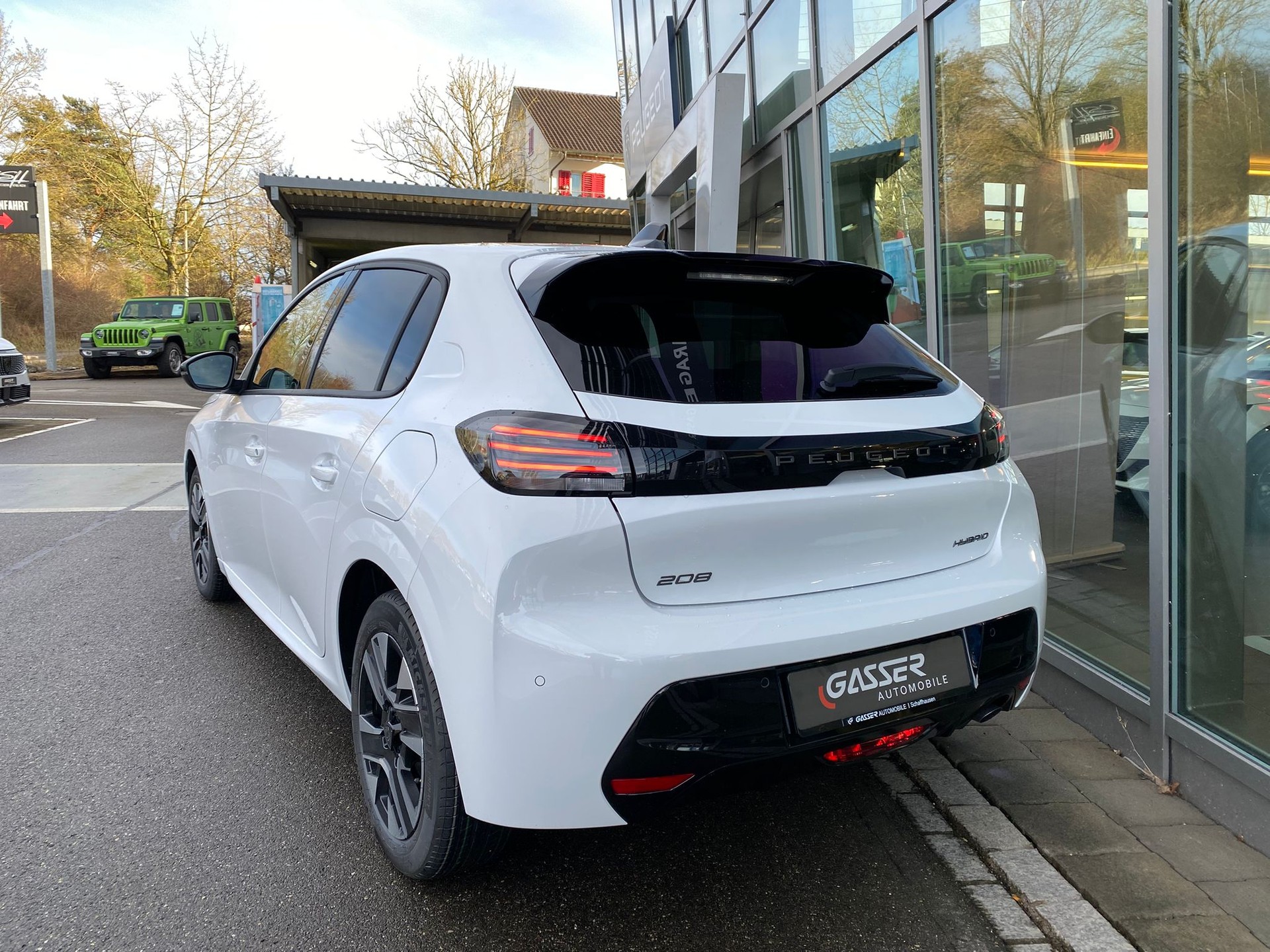 PEUGEOT 208 1.2 MHEV 110 Allure Premium-image-3