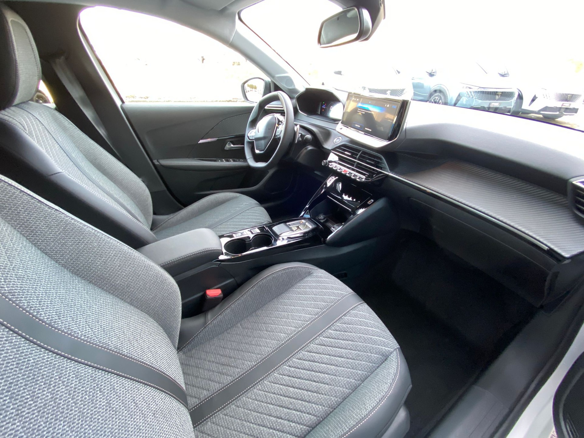 PEUGEOT 208 1.2 MHEV 110 Allure Premium-image-7