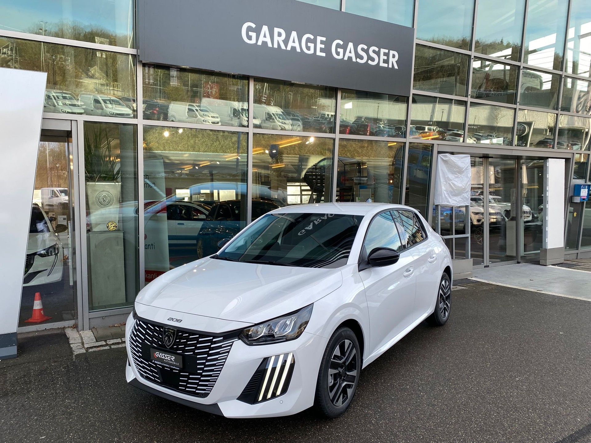 PEUGEOT 208 1.2 MHEV 110 Allure Premium-image-0
