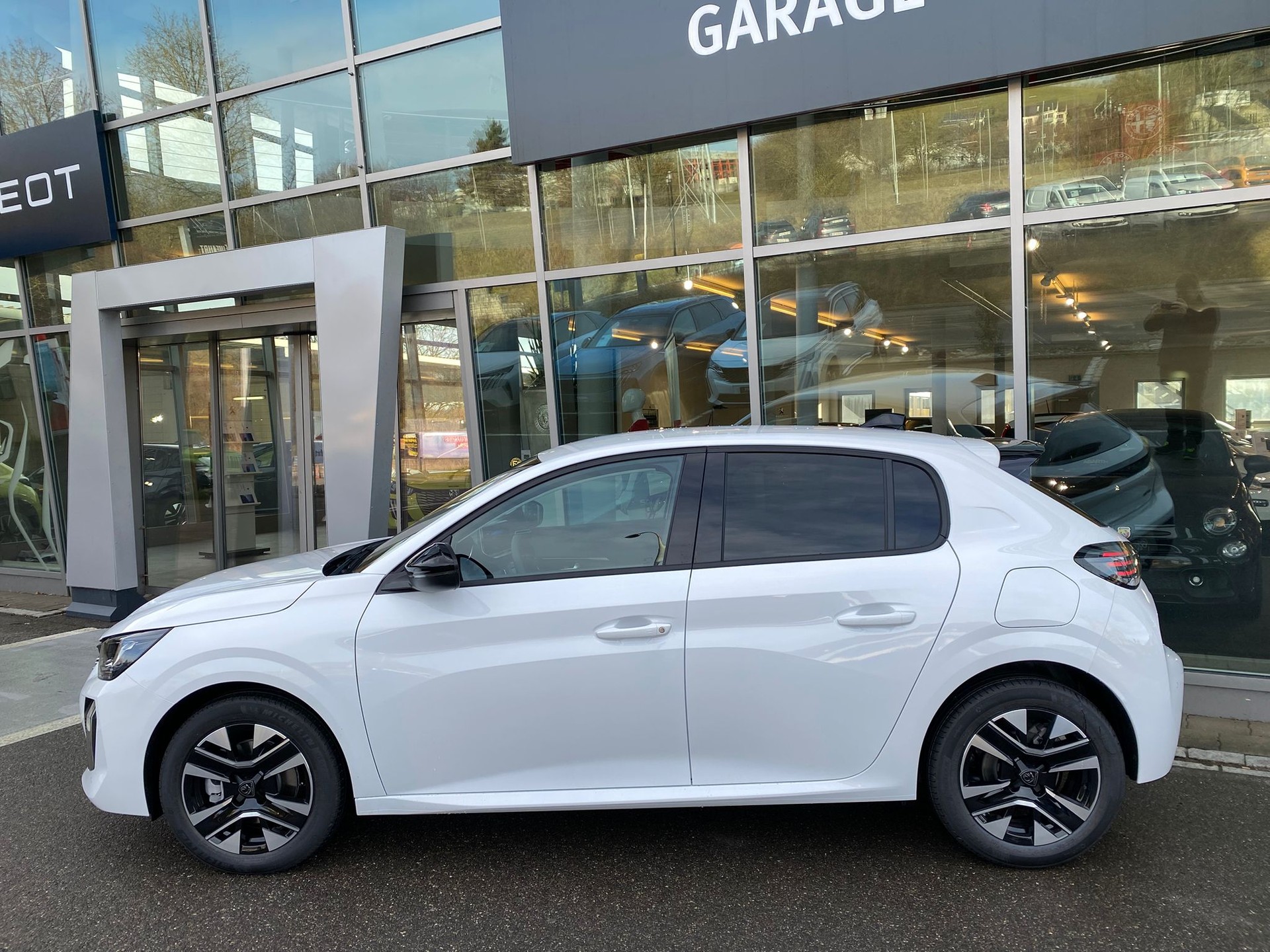 PEUGEOT 208 1.2 MHEV 110 Allure Premium-image-2
