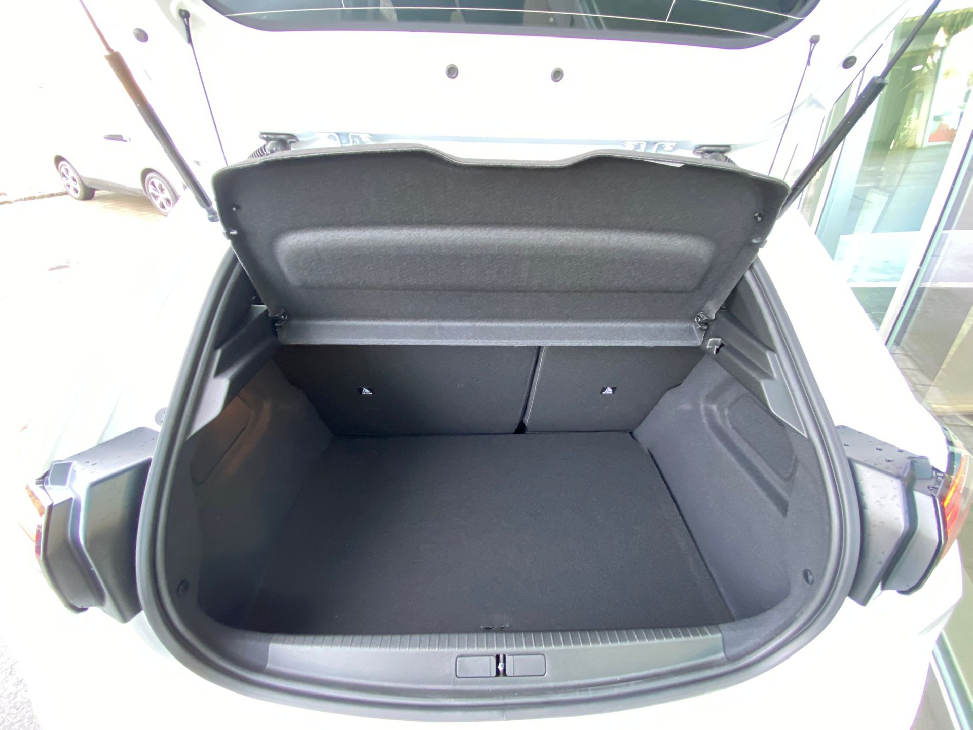 PEUGEOT 208 1.2 MHEV 110 Allure Premium-image-11