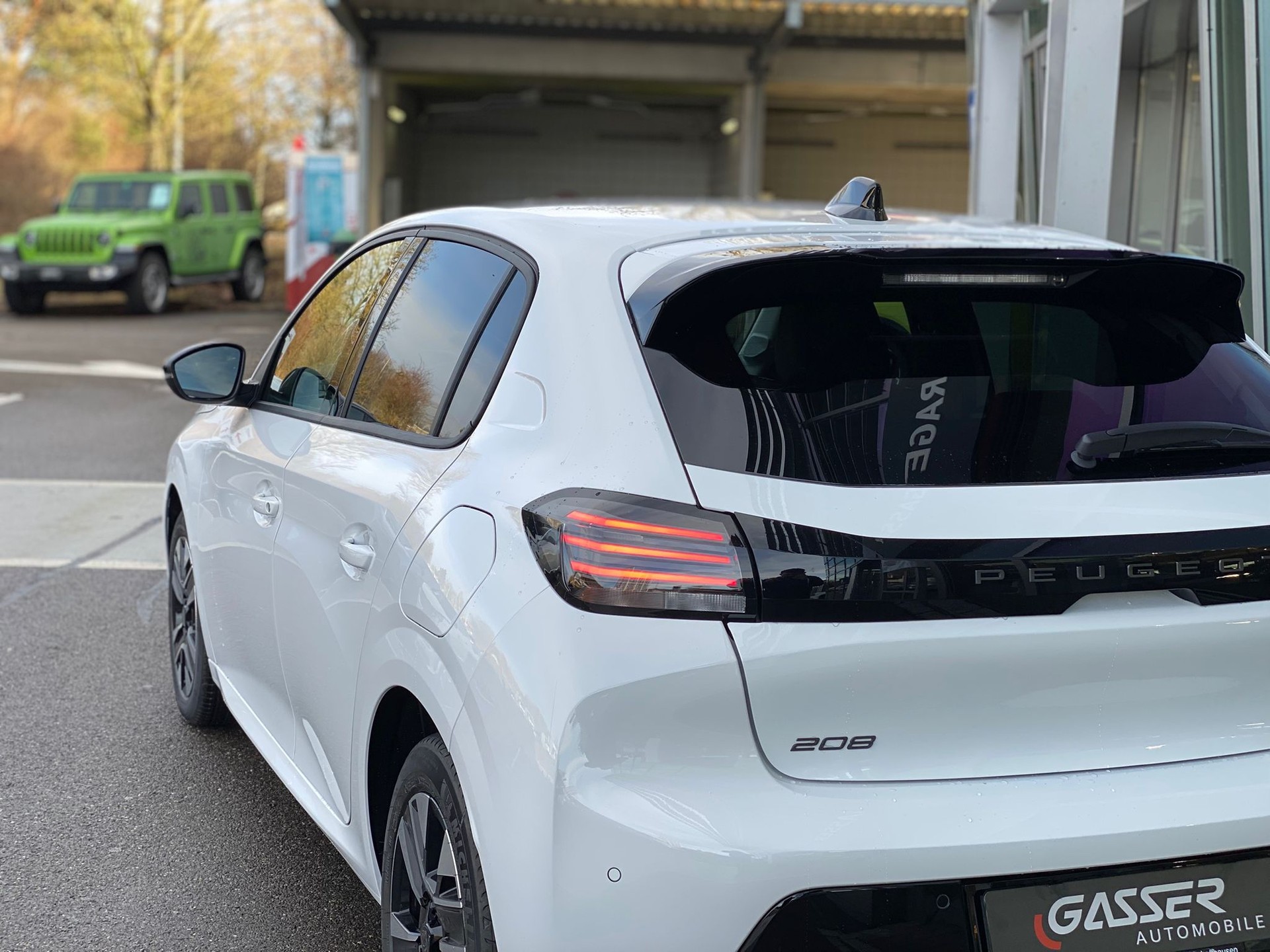 PEUGEOT 208 1.2 MHEV 110 Allure Premium-image-4