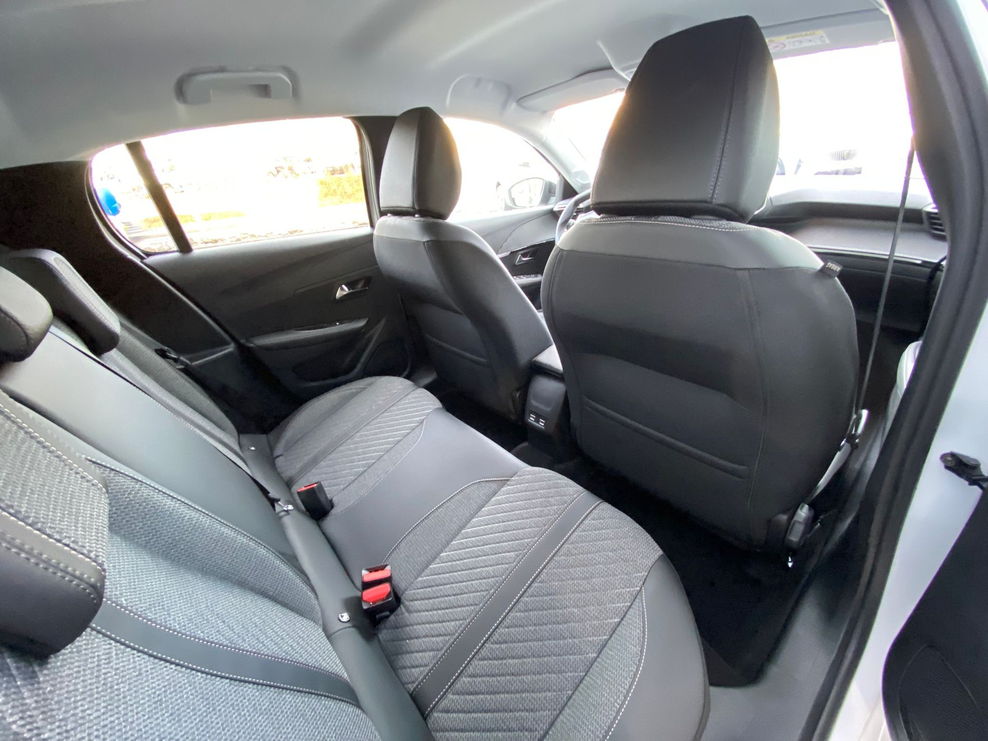 PEUGEOT 208 1.2 MHEV 110 Allure Premium-image-10