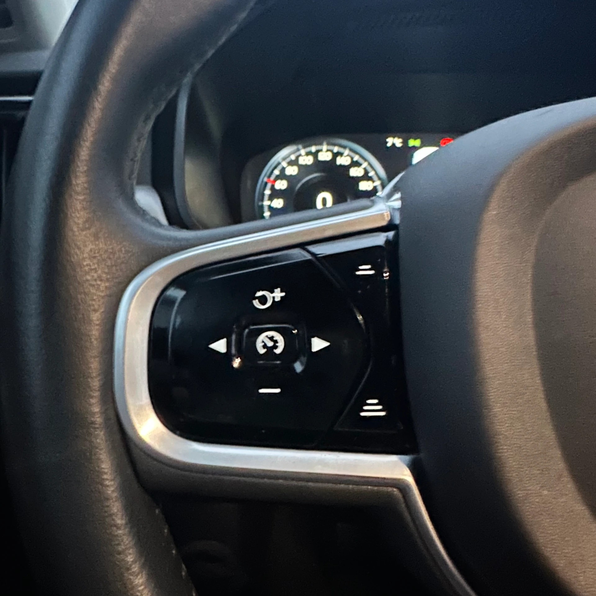 VOLVO V90 D3 Momentum Geartronic-image-22