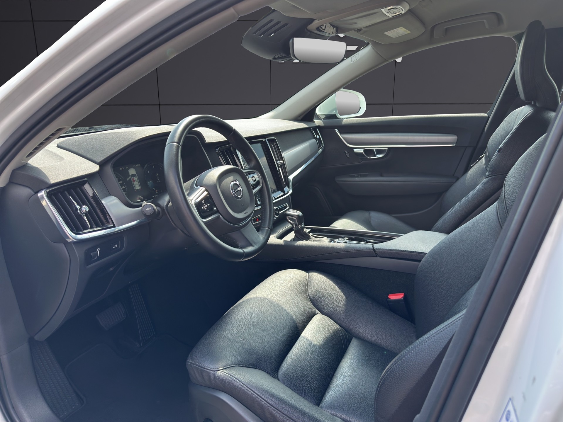 VOLVO V90 D3 Momentum Geartronic-image-16
