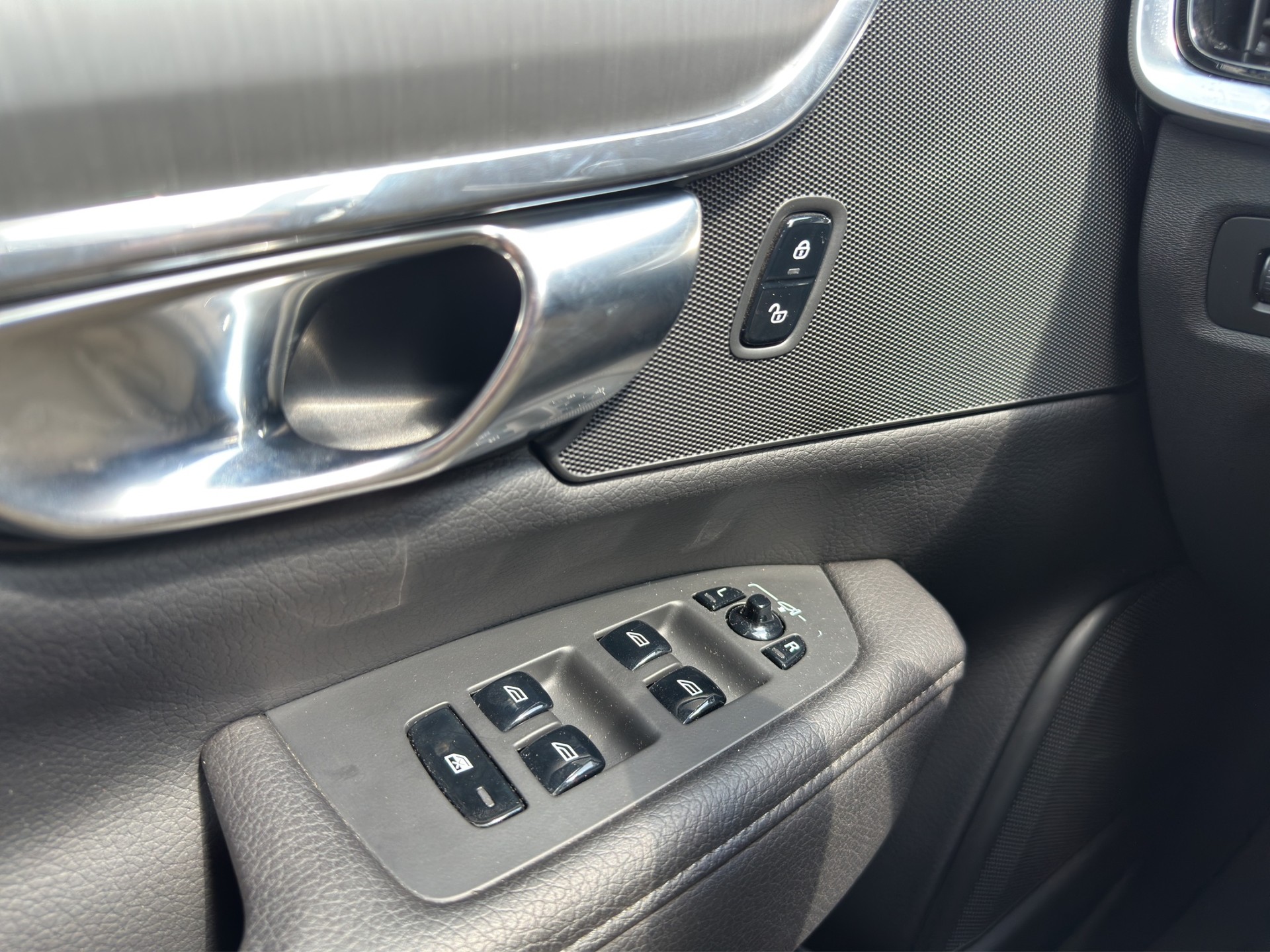 VOLVO V90 D3 Momentum Geartronic-image-13