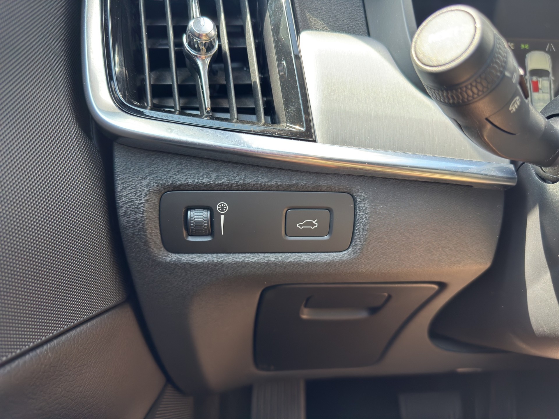 VOLVO V90 D3 Momentum Geartronic-image-30