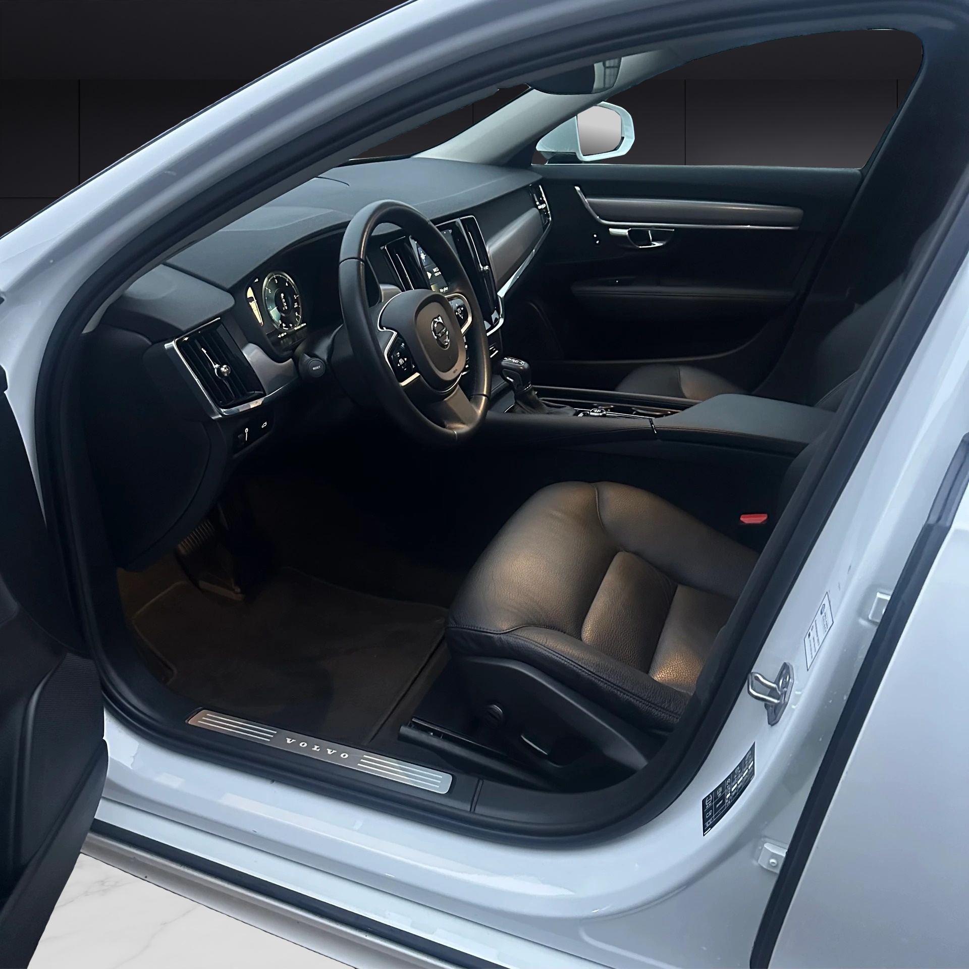 VOLVO V90 D3 Momentum Geartronic-image-12