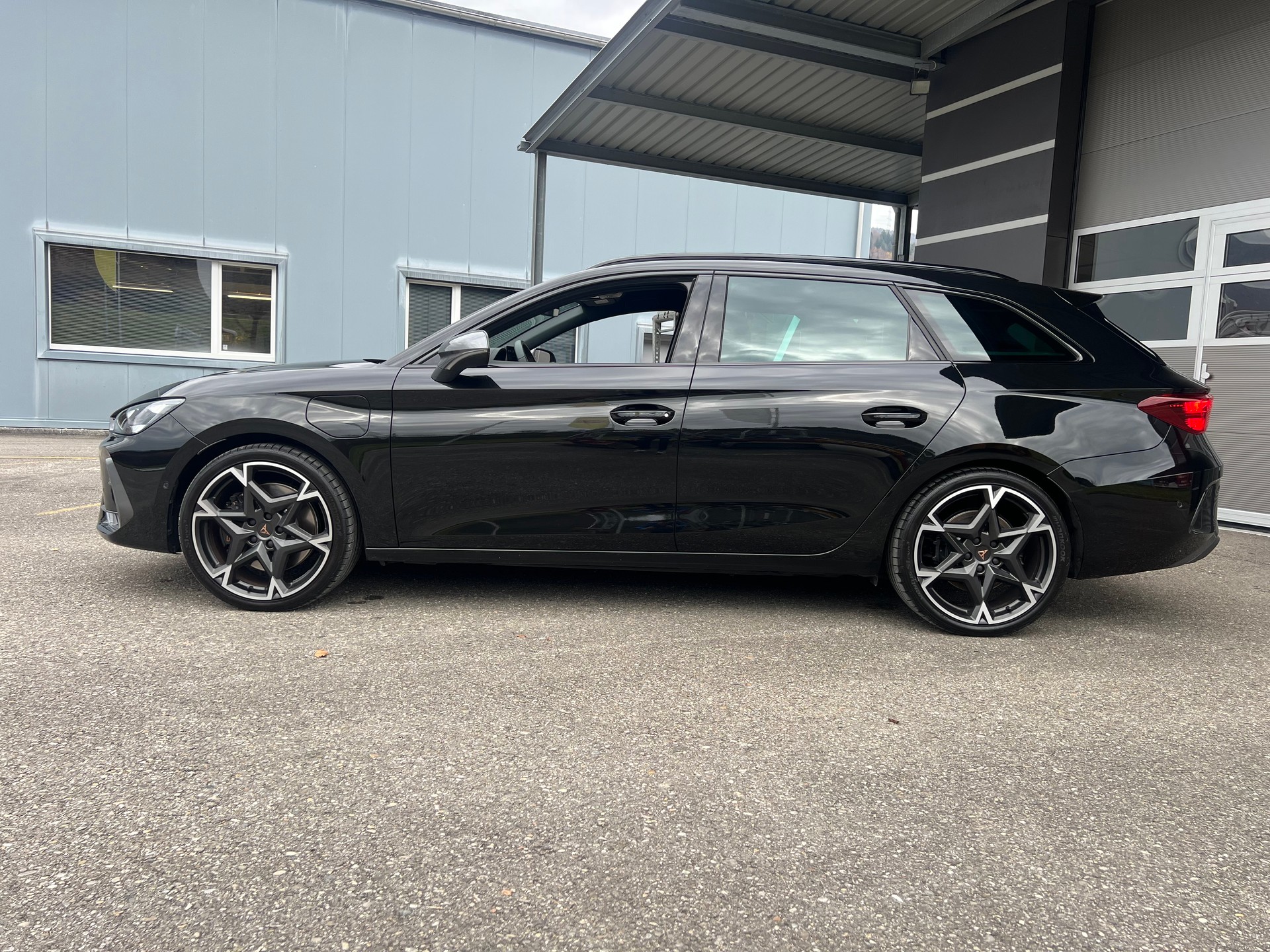 CUPRA LEON "272 PS" !! ST 1.5 E.-HYBRID pHEV. VZ-DSG. CH WAGEN !! AMAG VOLLGARANTIE. TOP AUSSTATTUNG.-showroom-element-2