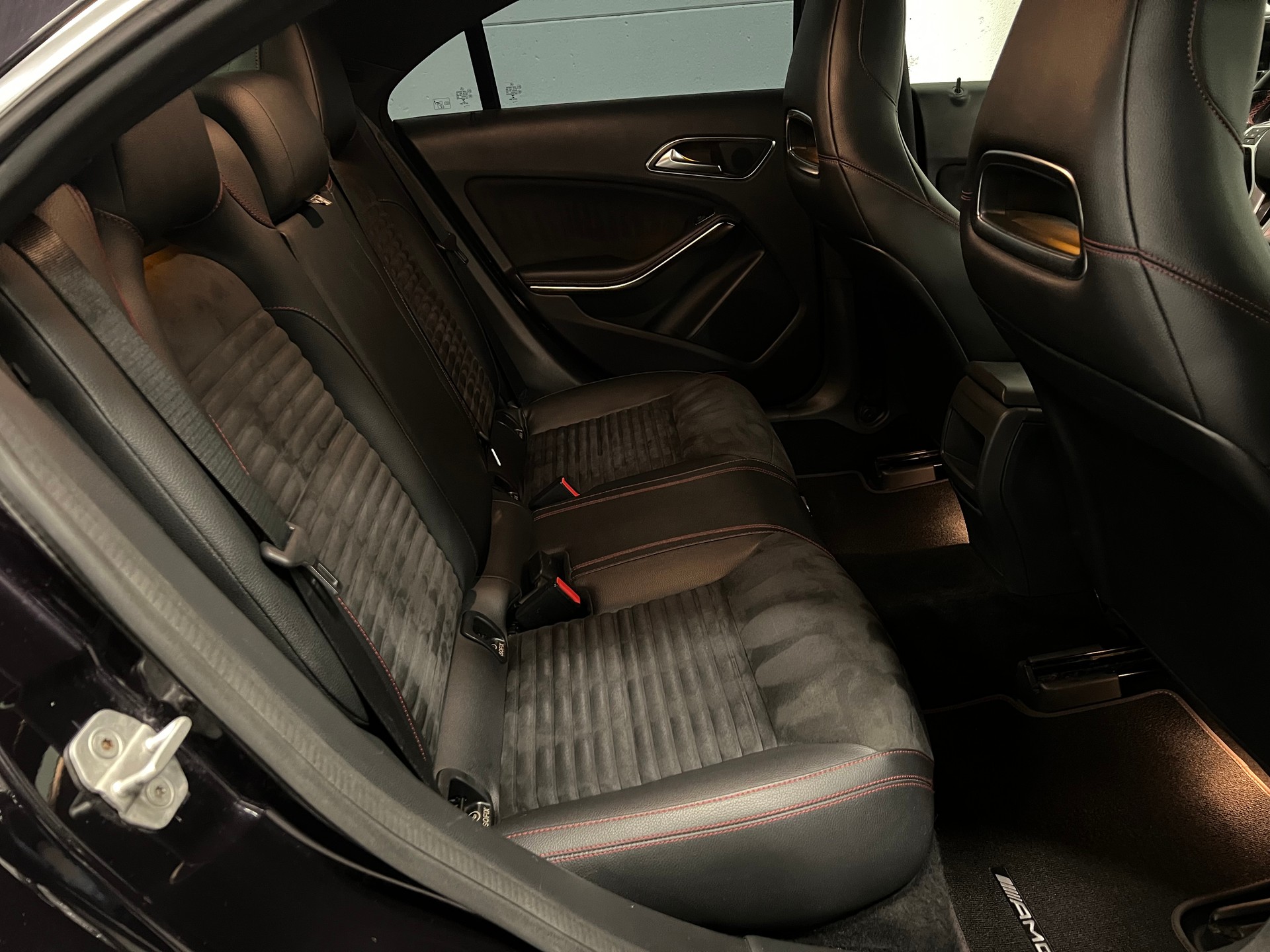 MERCEDES-BENZ CLA 180 AMG Line-image-21