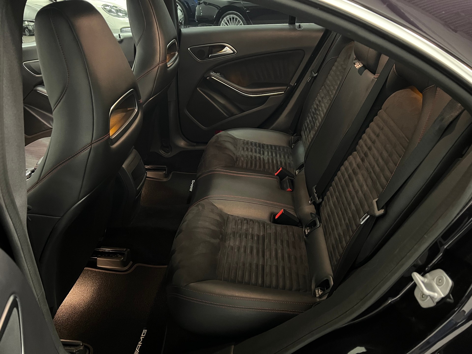 MERCEDES-BENZ CLA 180 AMG Line-image-22