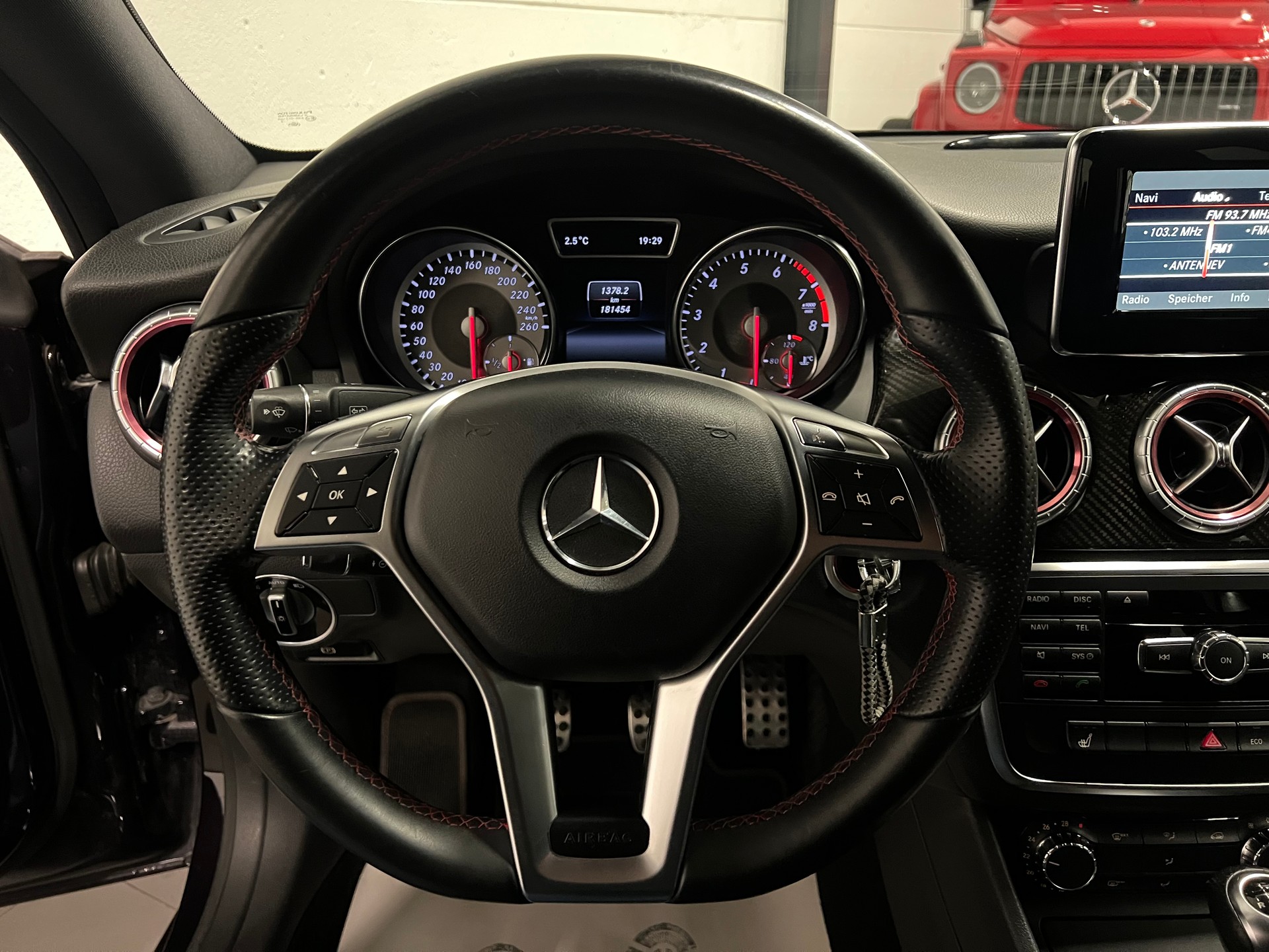 MERCEDES-BENZ CLA 180 AMG Line-image-23