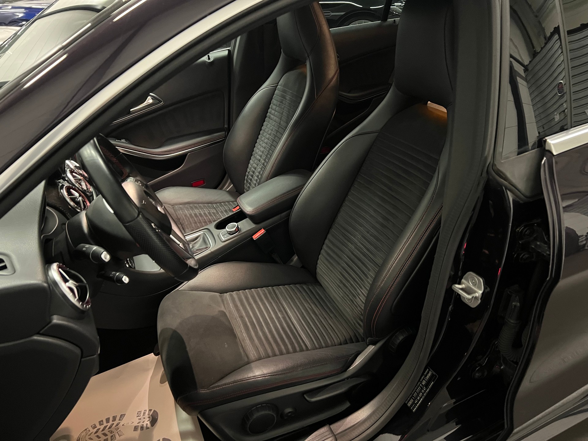 MERCEDES-BENZ CLA 180 AMG Line-image-17