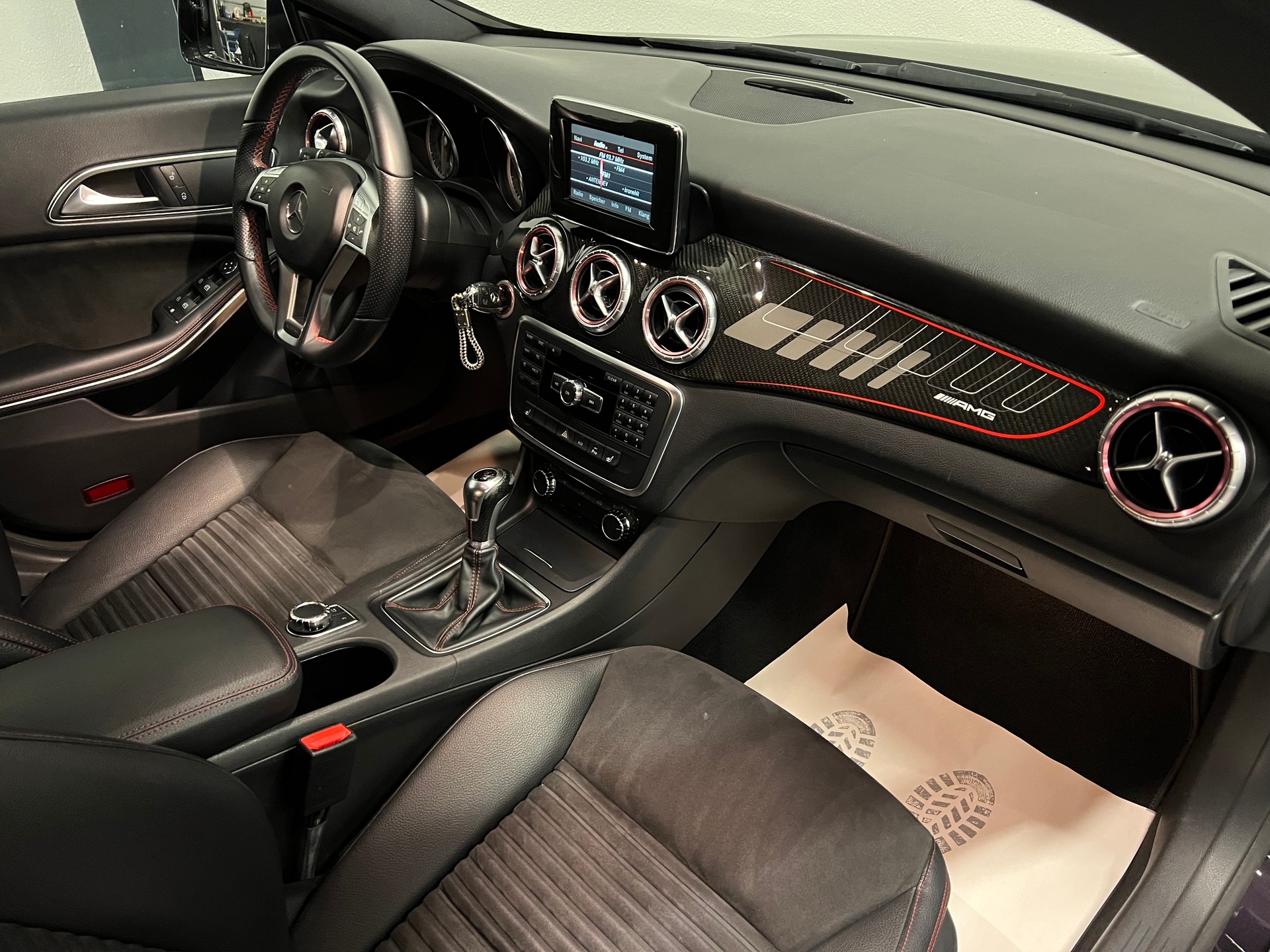 MERCEDES-BENZ CLA 180 AMG Line-image-19