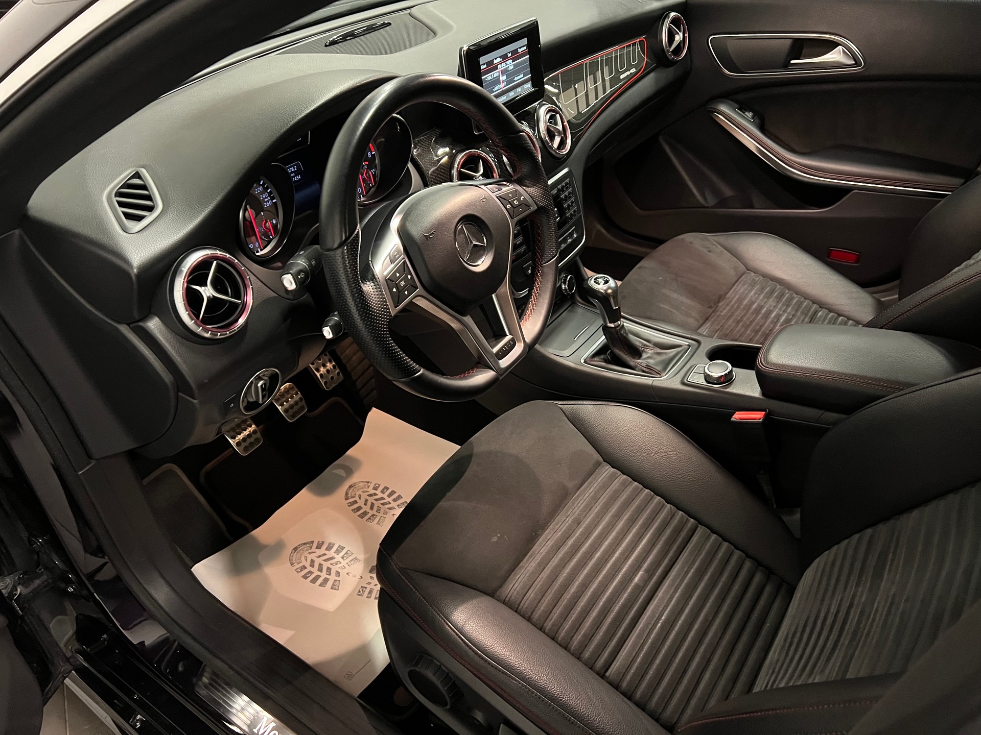 MERCEDES-BENZ CLA 180 AMG Line-image-16