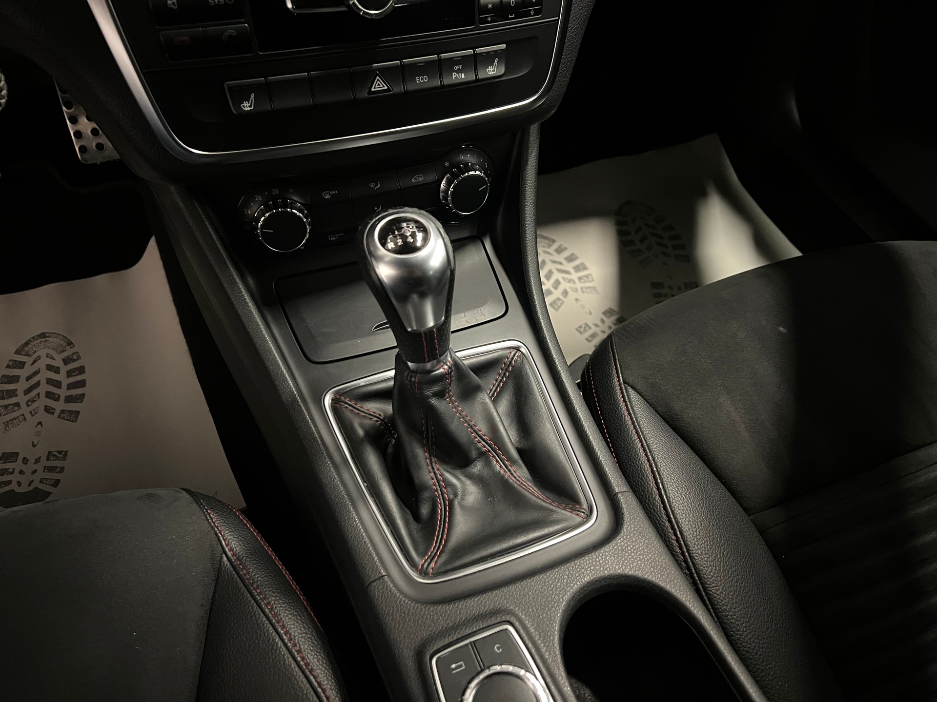 MERCEDES-BENZ CLA 180 AMG Line-image-27