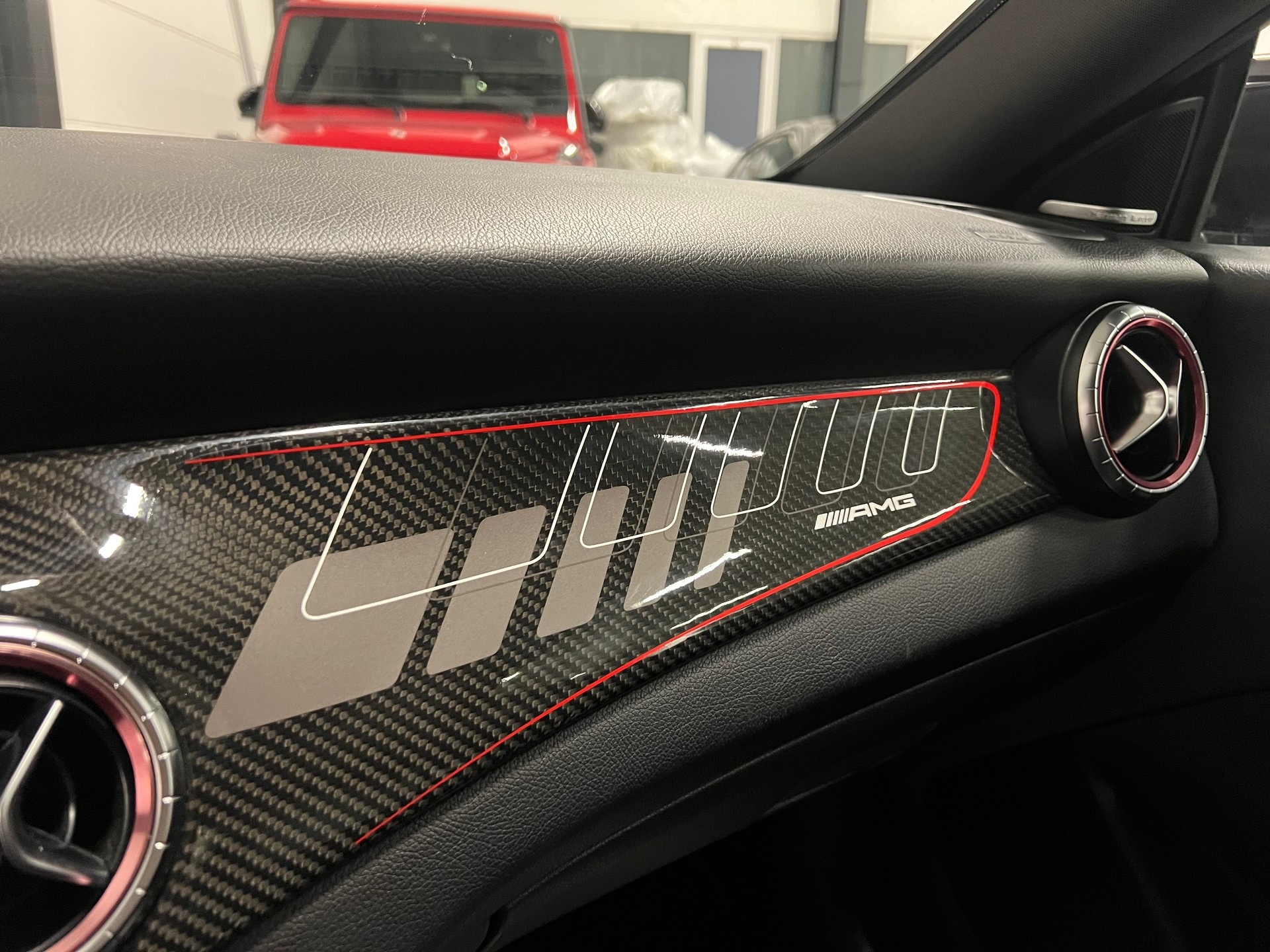MERCEDES-BENZ CLA 180 AMG Line-image-30