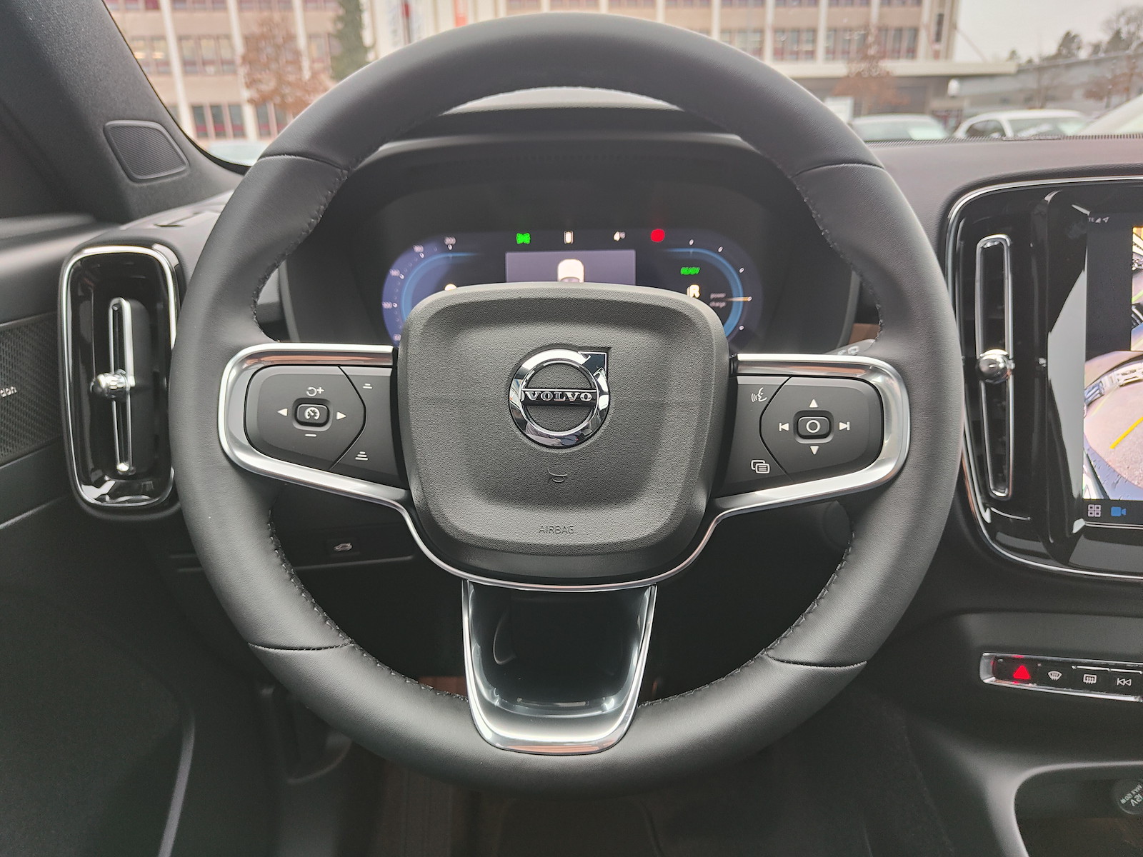 VOLVO EX40 Twin Black Edition AWD-image-8