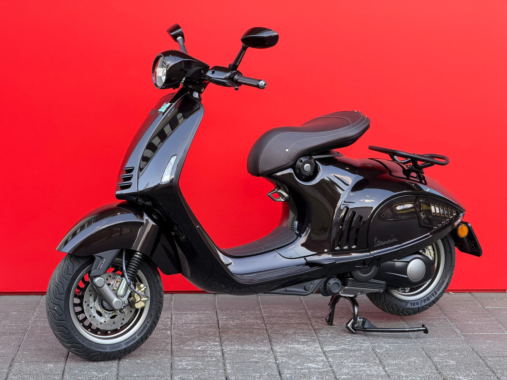 PIAGGIO Vespa 946 Horse-showroom-element-3