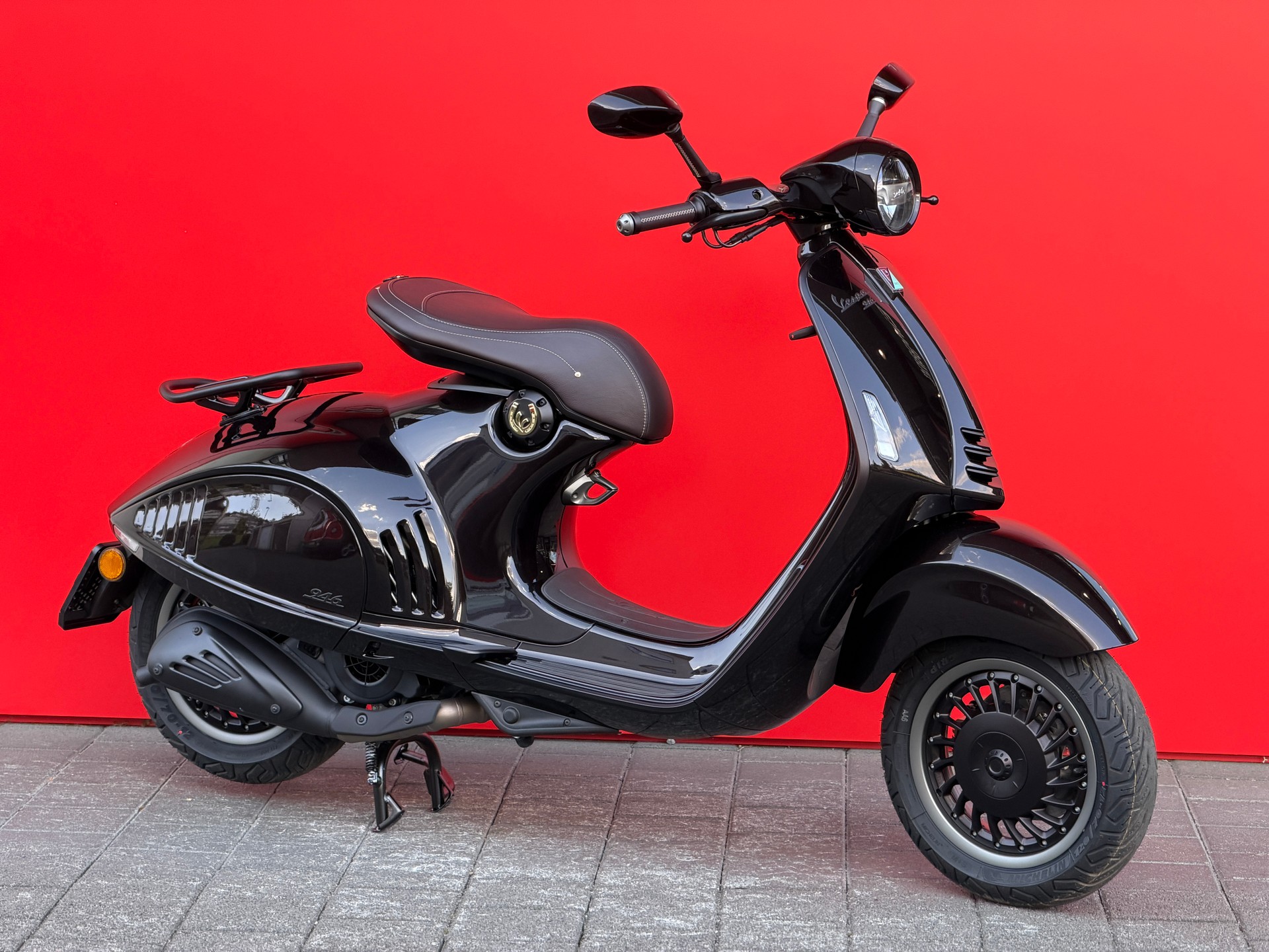 PIAGGIO Vespa 946 Horse-showroom-element-1