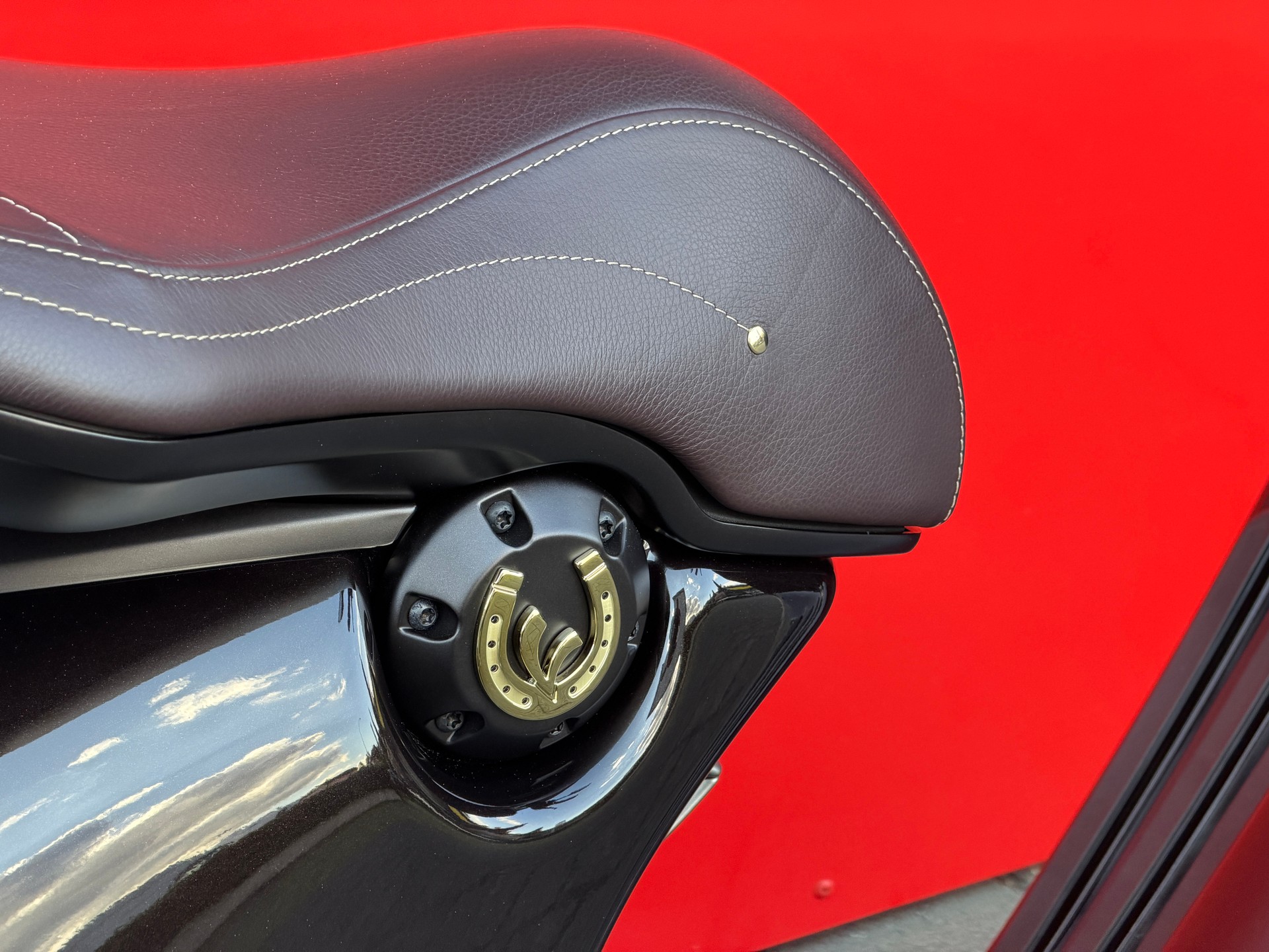 PIAGGIO Vespa 946 Horse-showroom-element-2