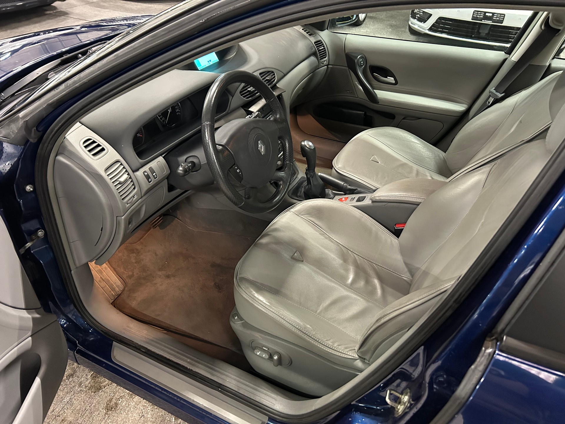 RENAULT Laguna 3.0 V6 24V Initiale Automatic-image-9