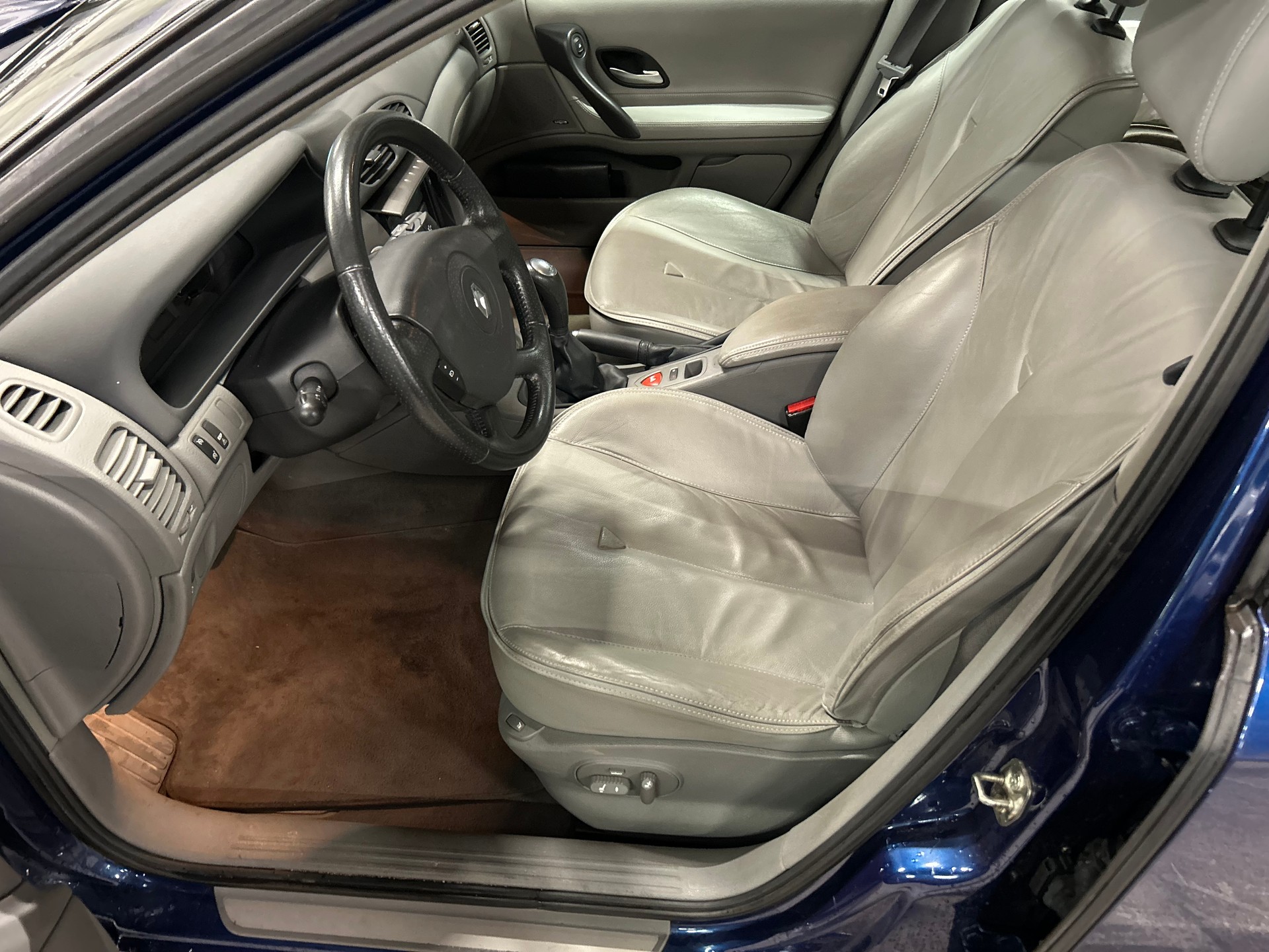 RENAULT Laguna 3.0 V6 24V Initiale Automatic-image-10