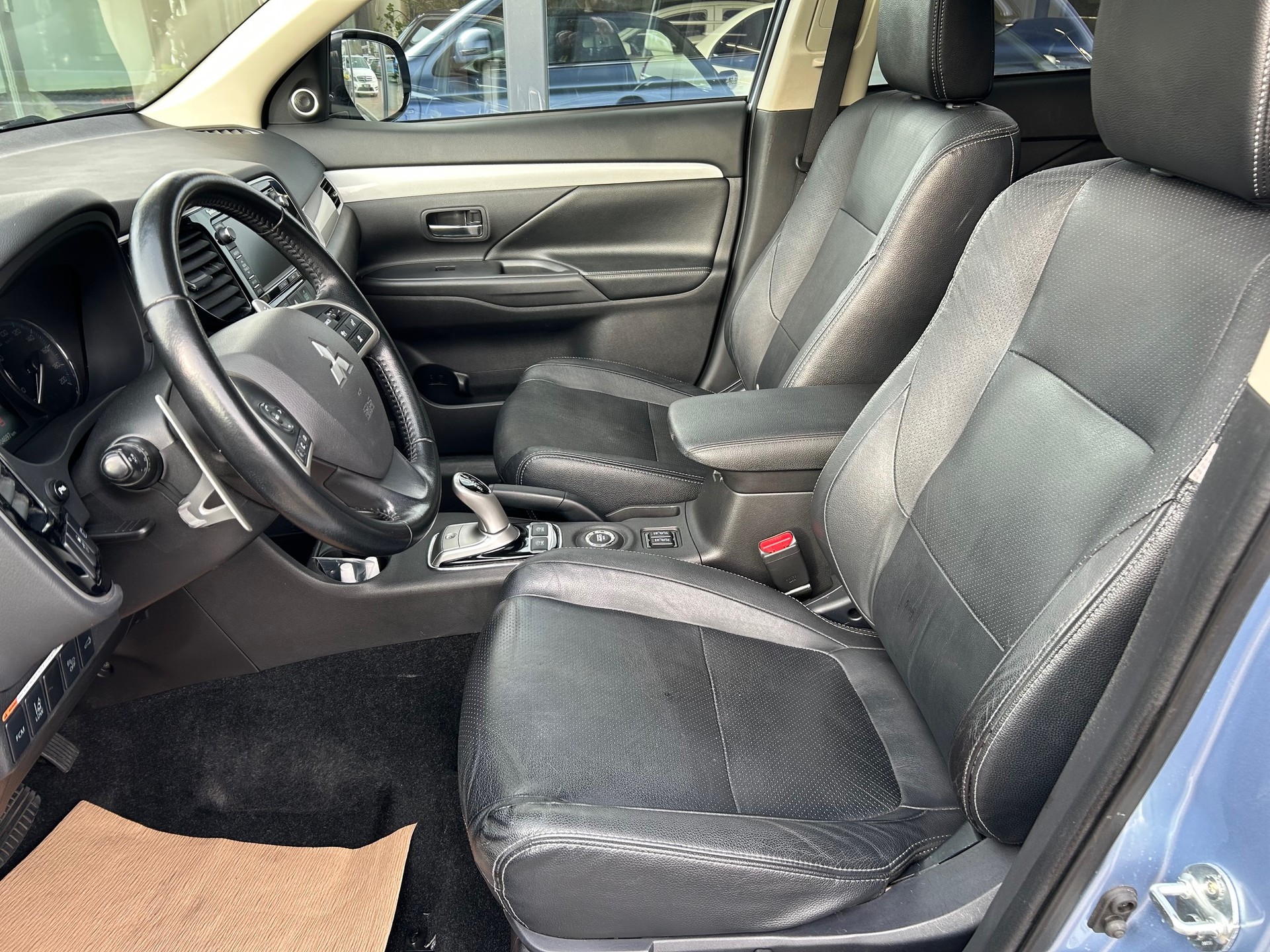 MITSUBISHI Outlander 2.0 PHEV Navigator eAssist-image-10