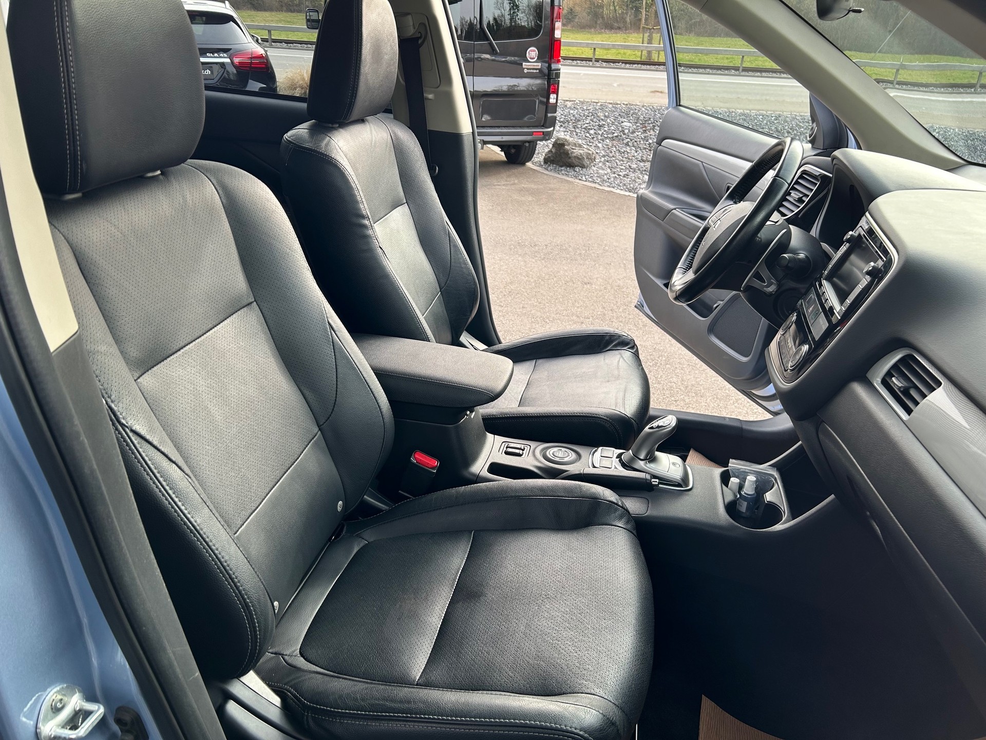 MITSUBISHI Outlander 2.0 PHEV Navigator eAssist-image-12