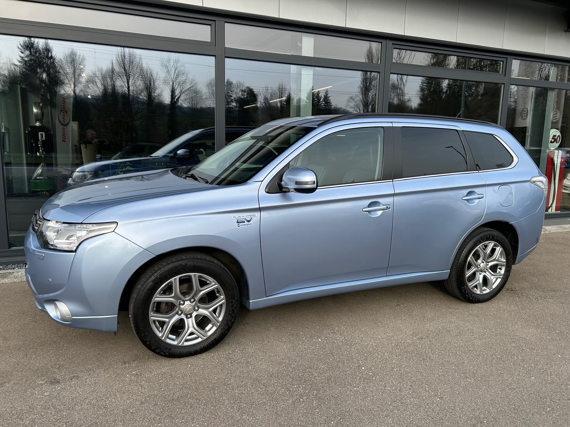 MITSUBISHI Outlander 2.0 PHEV Navigator eAssist-image-2