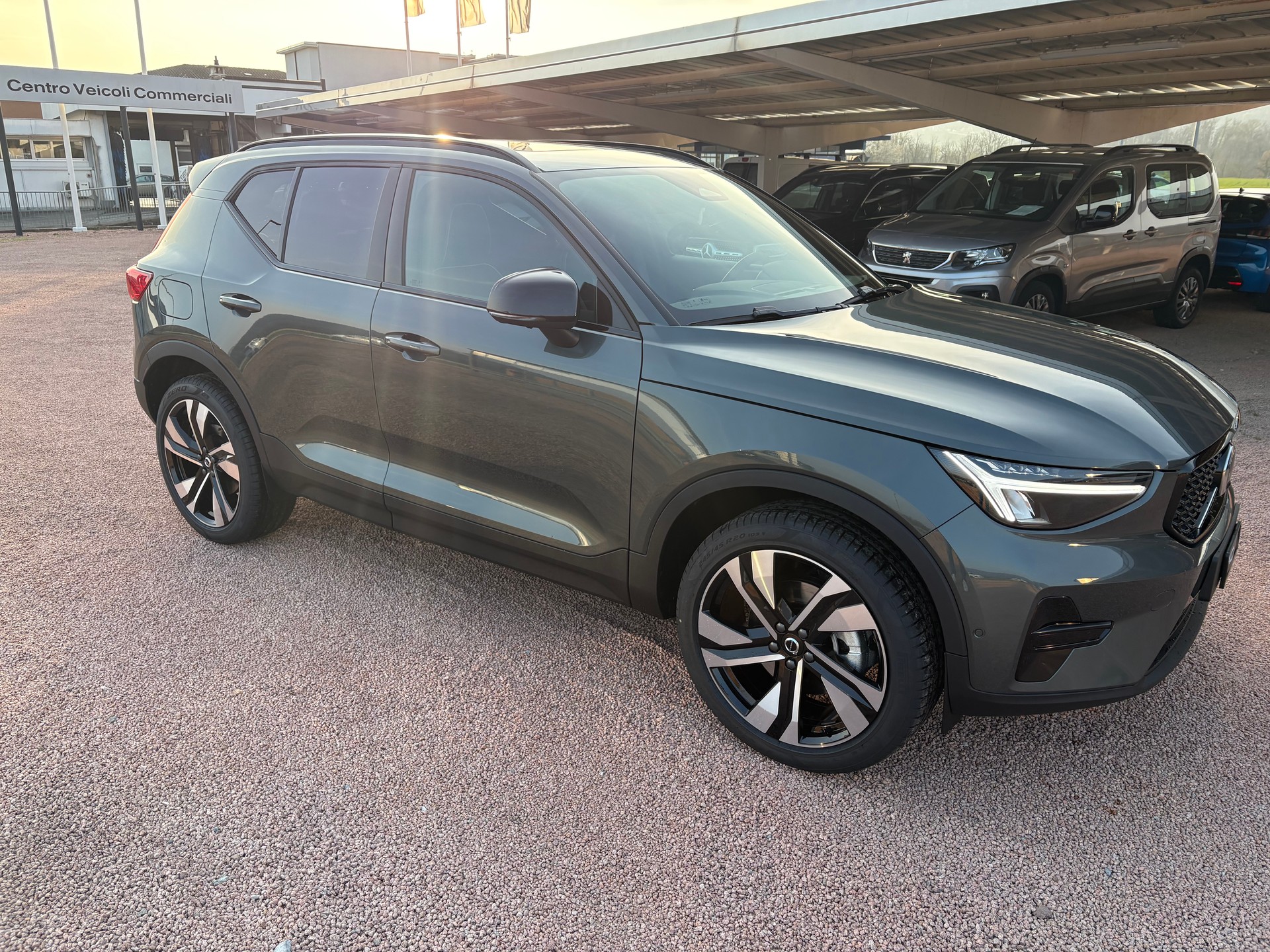 VOLVO XC40 B3 Benzin Mild Hybrid Plus Dark DCT-image-2