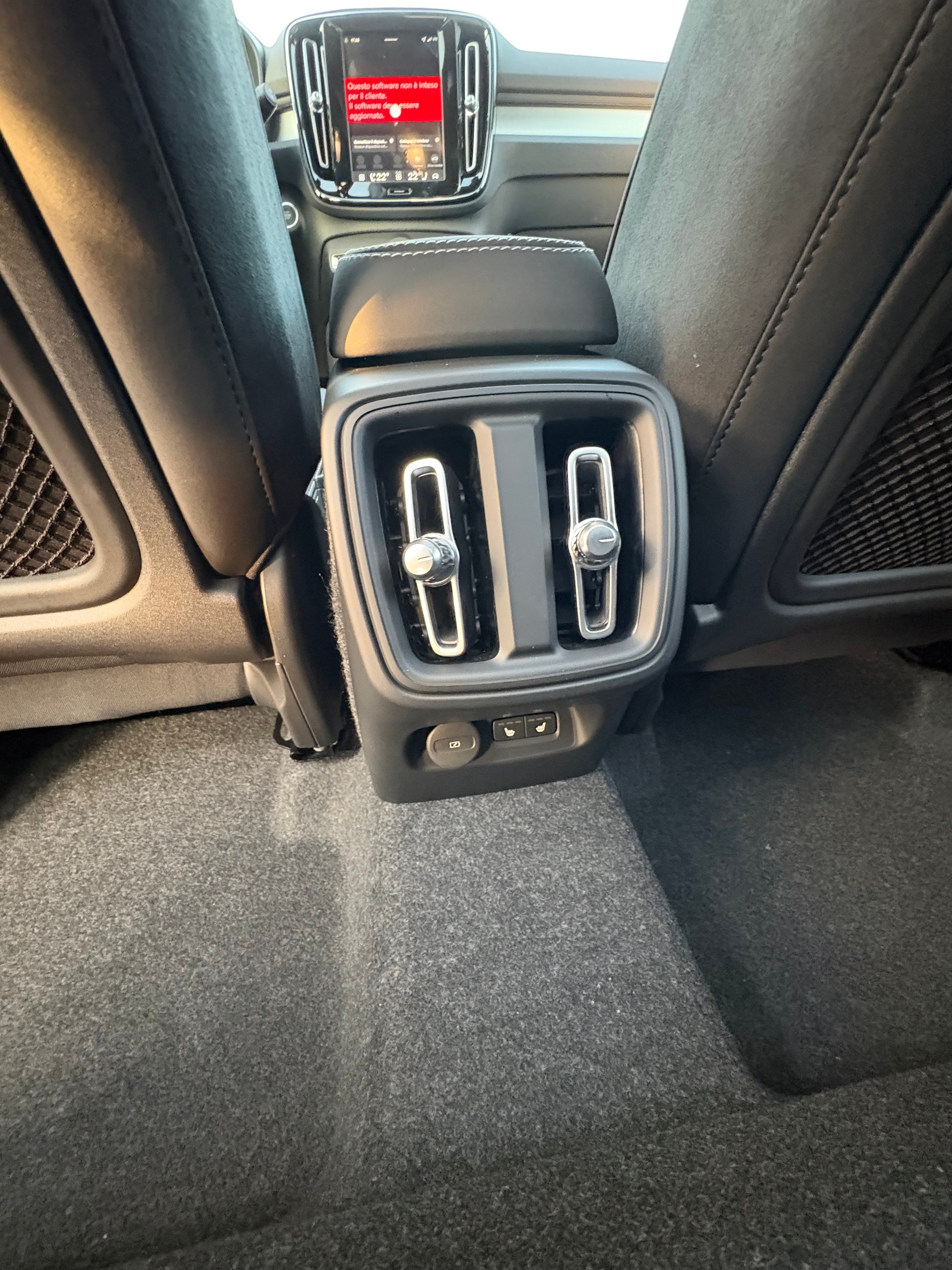 VOLVO XC40 B3 Benzin Mild Hybrid Plus Dark DCT-image-13
