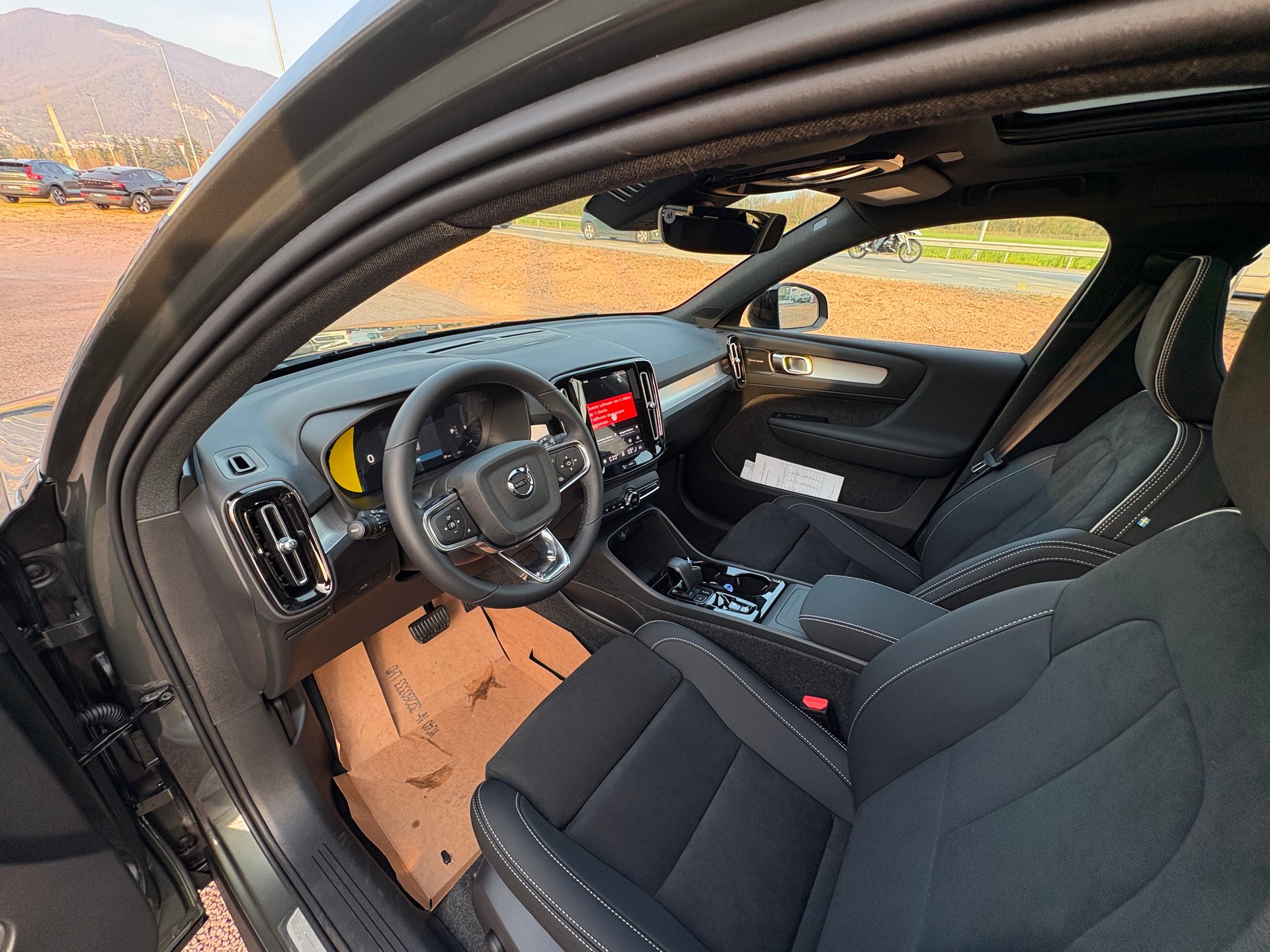 VOLVO XC40 B3 Benzin Mild Hybrid Plus Dark DCT-image-5