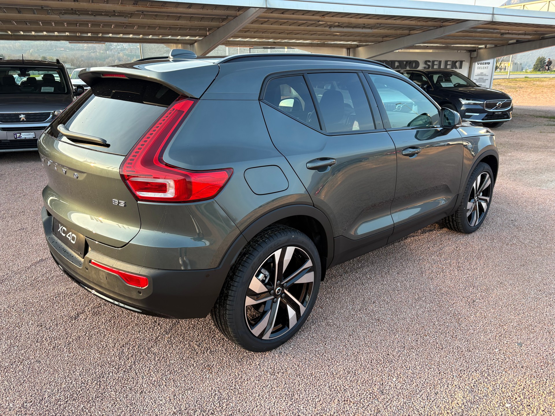 VOLVO XC40 B3 Benzin Mild Hybrid Plus Dark DCT-image-3