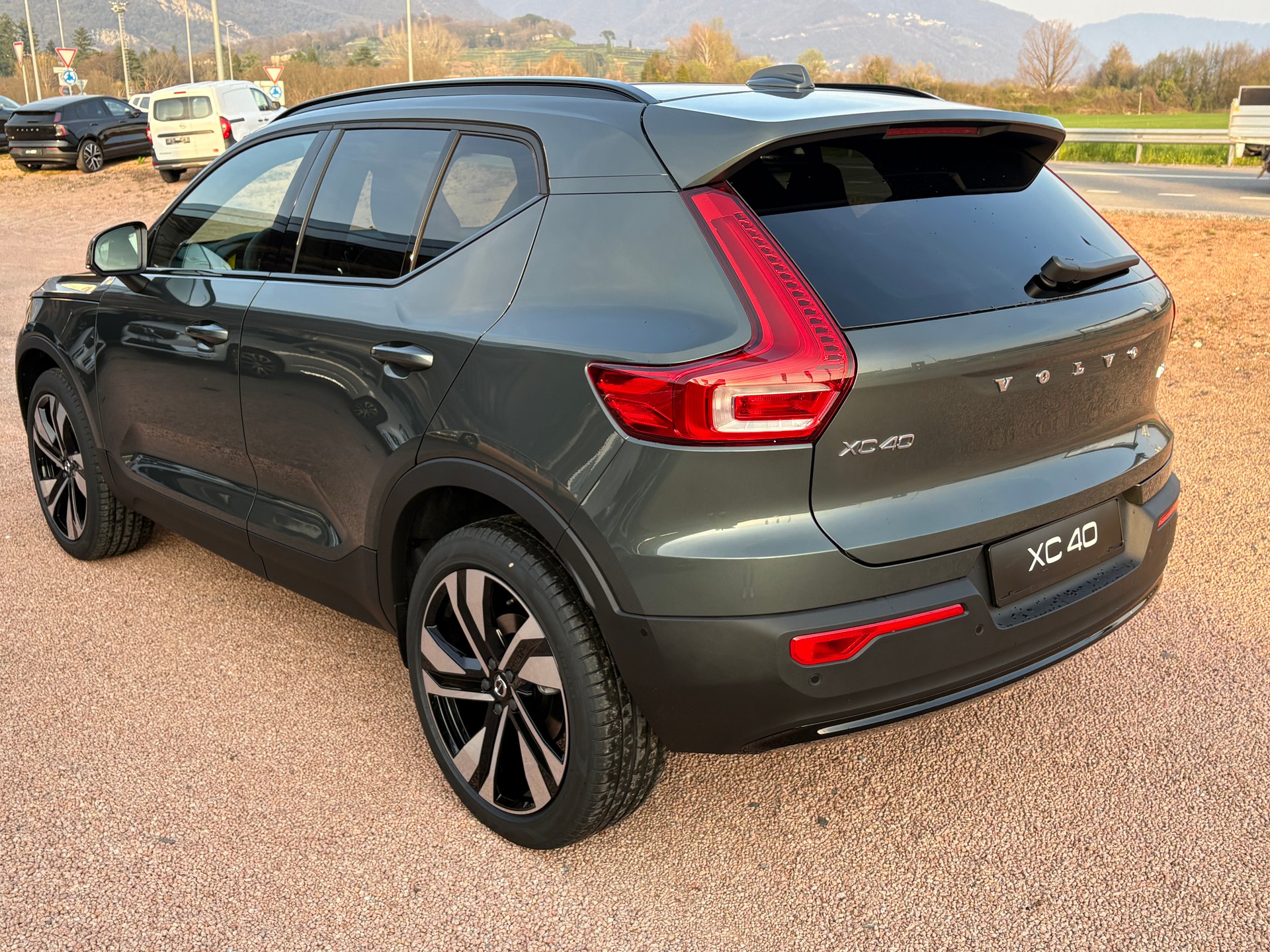 VOLVO XC40 B3 Benzin Mild Hybrid Plus Dark DCT-image-4