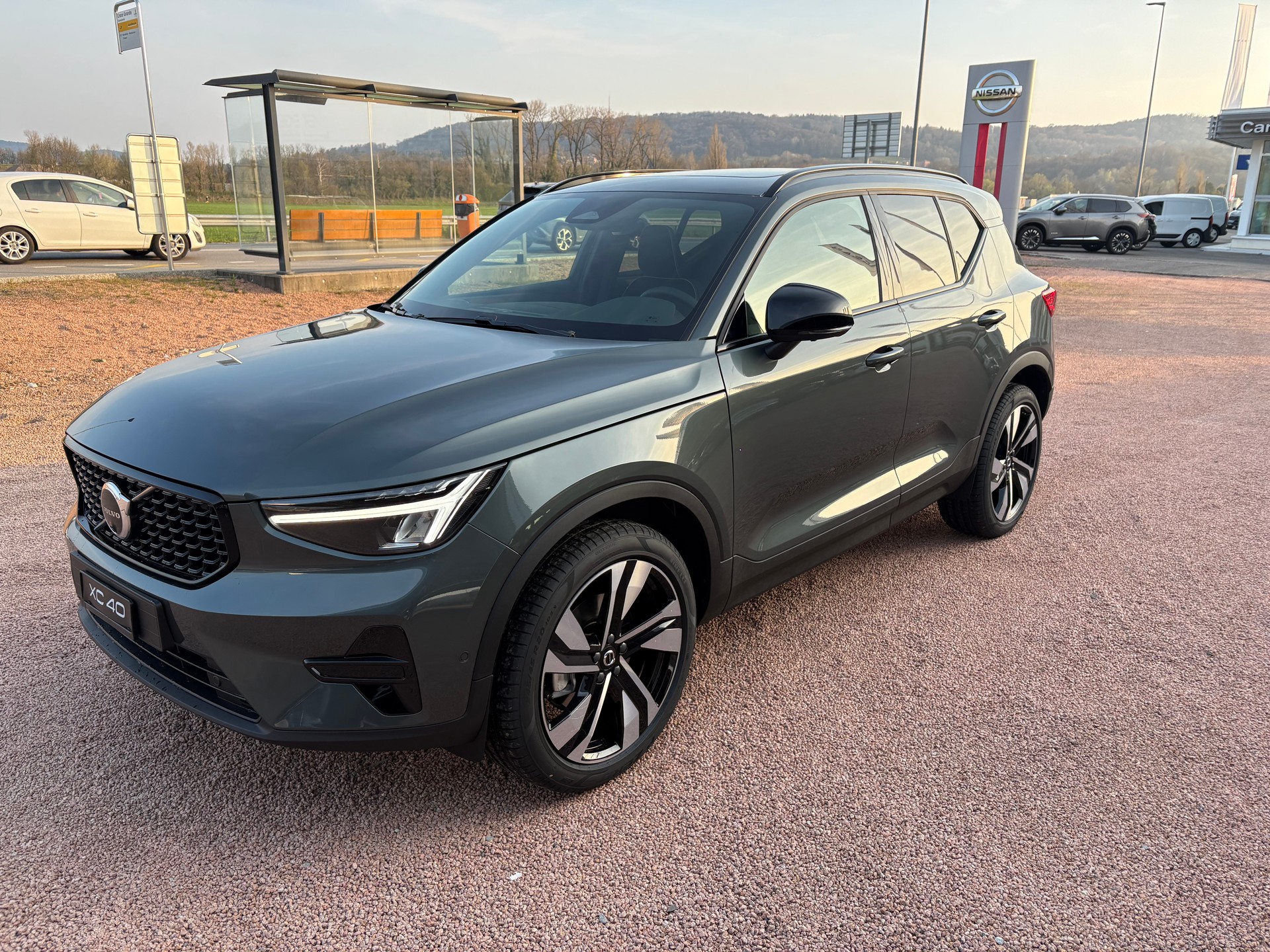 VOLVO XC40 B3 Benzin Mild Hybrid Plus Dark DCT-image-0