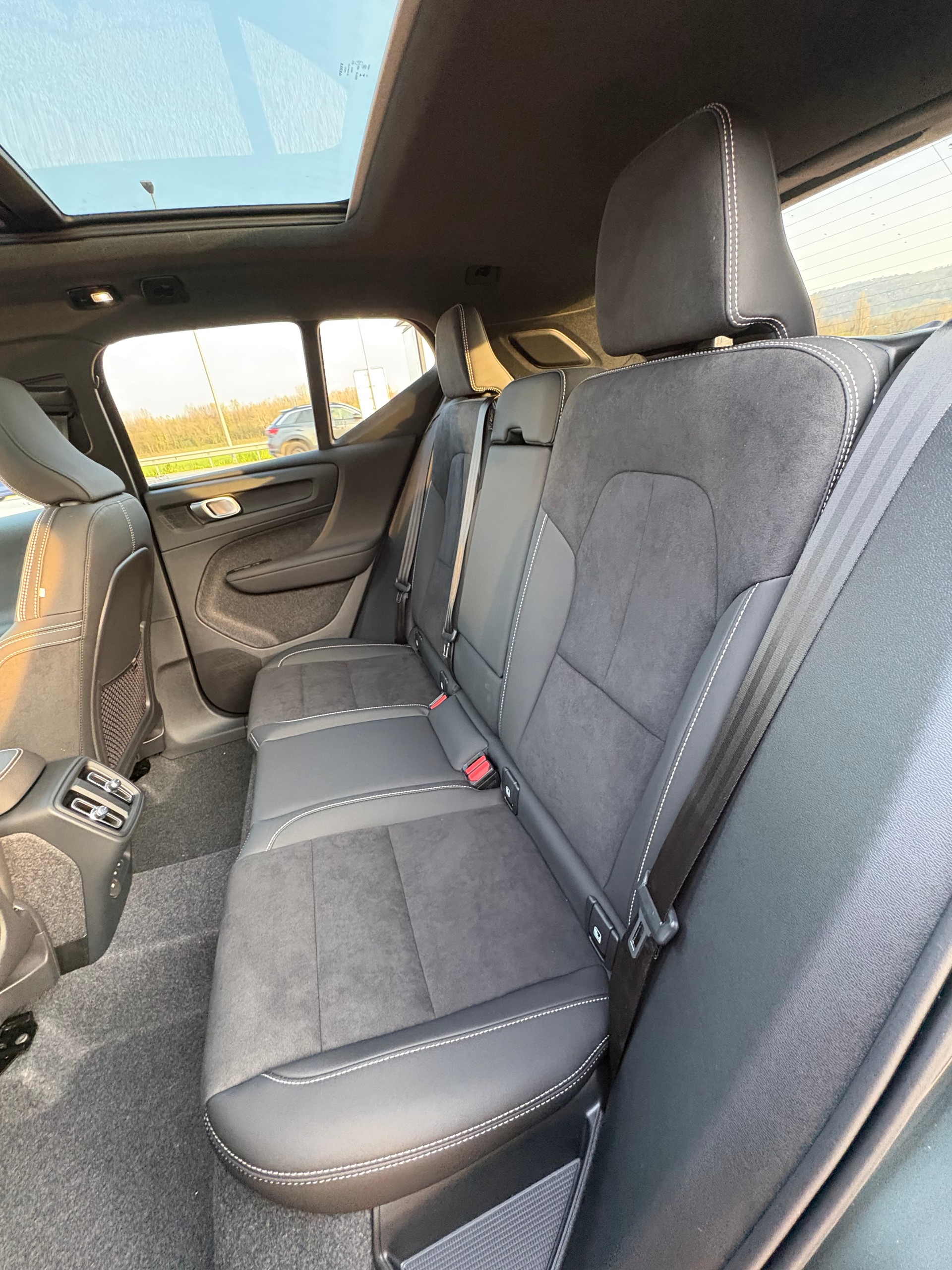 VOLVO XC40 B3 Benzin Mild Hybrid Plus Dark DCT-image-6