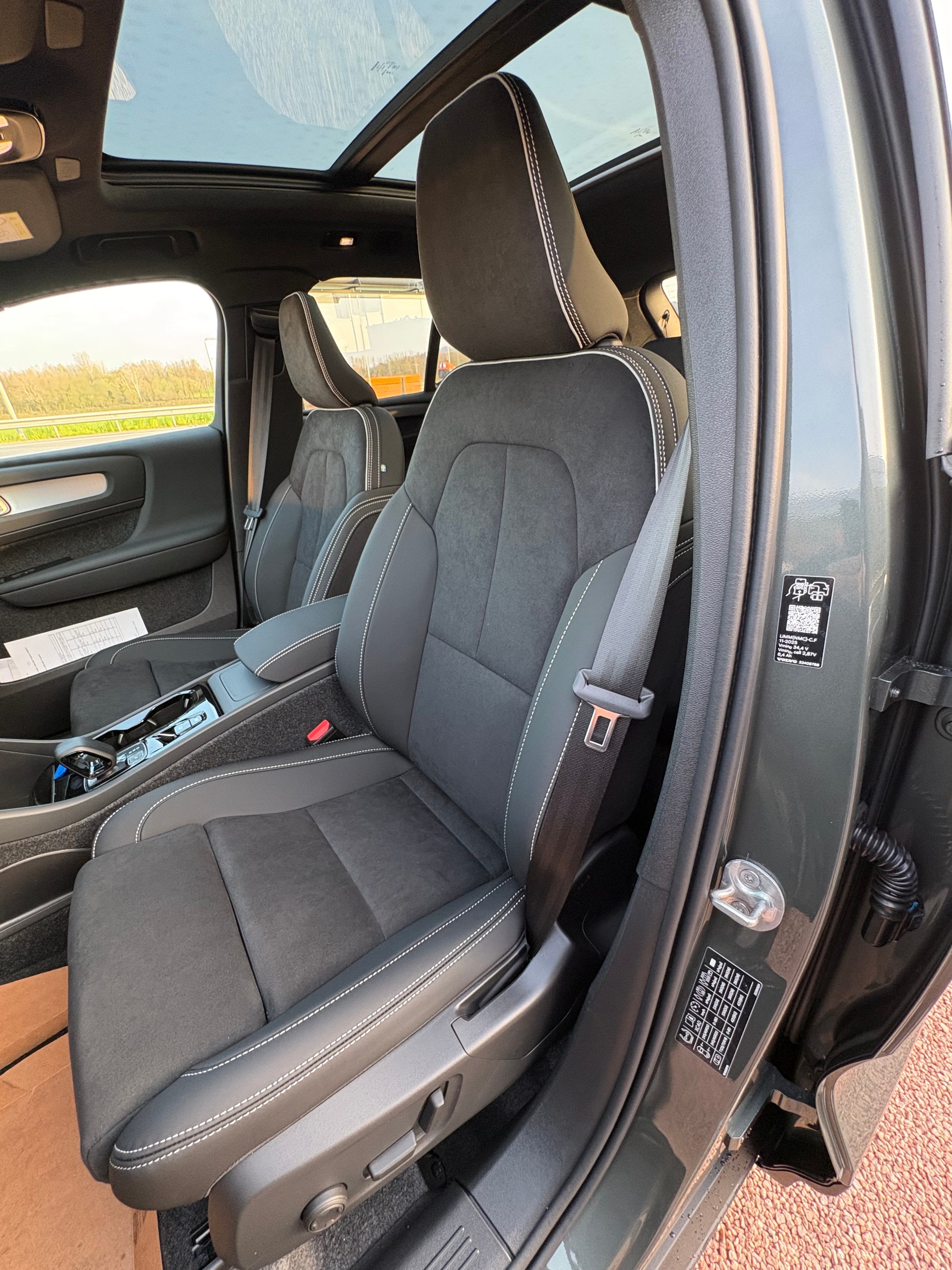 VOLVO XC40 B3 Benzin Mild Hybrid Plus Dark DCT-image-7