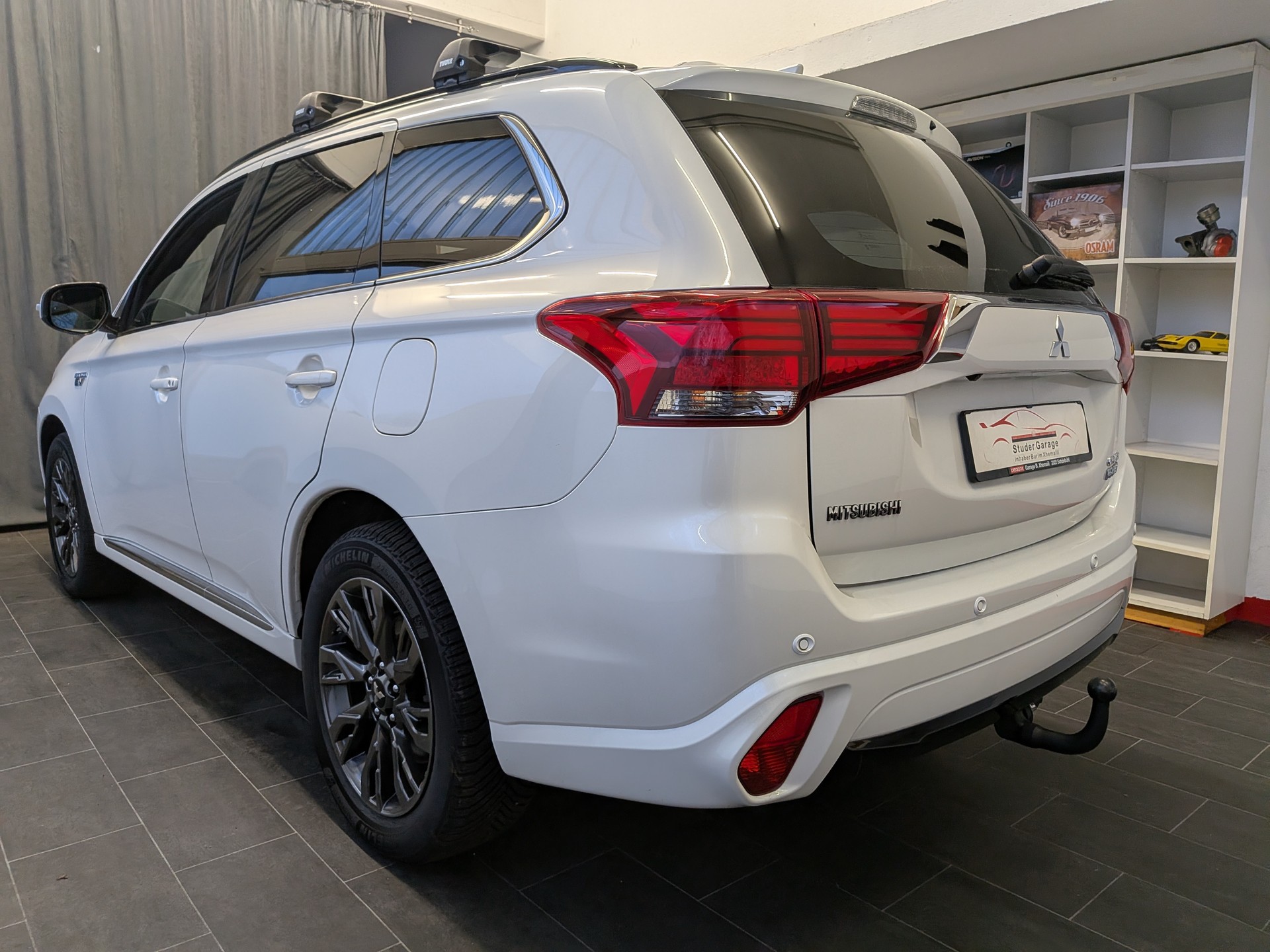 MITSUBISHI Outlander 2.0 PHEV Diamond Annivers. 4WD Automatic-image-5
