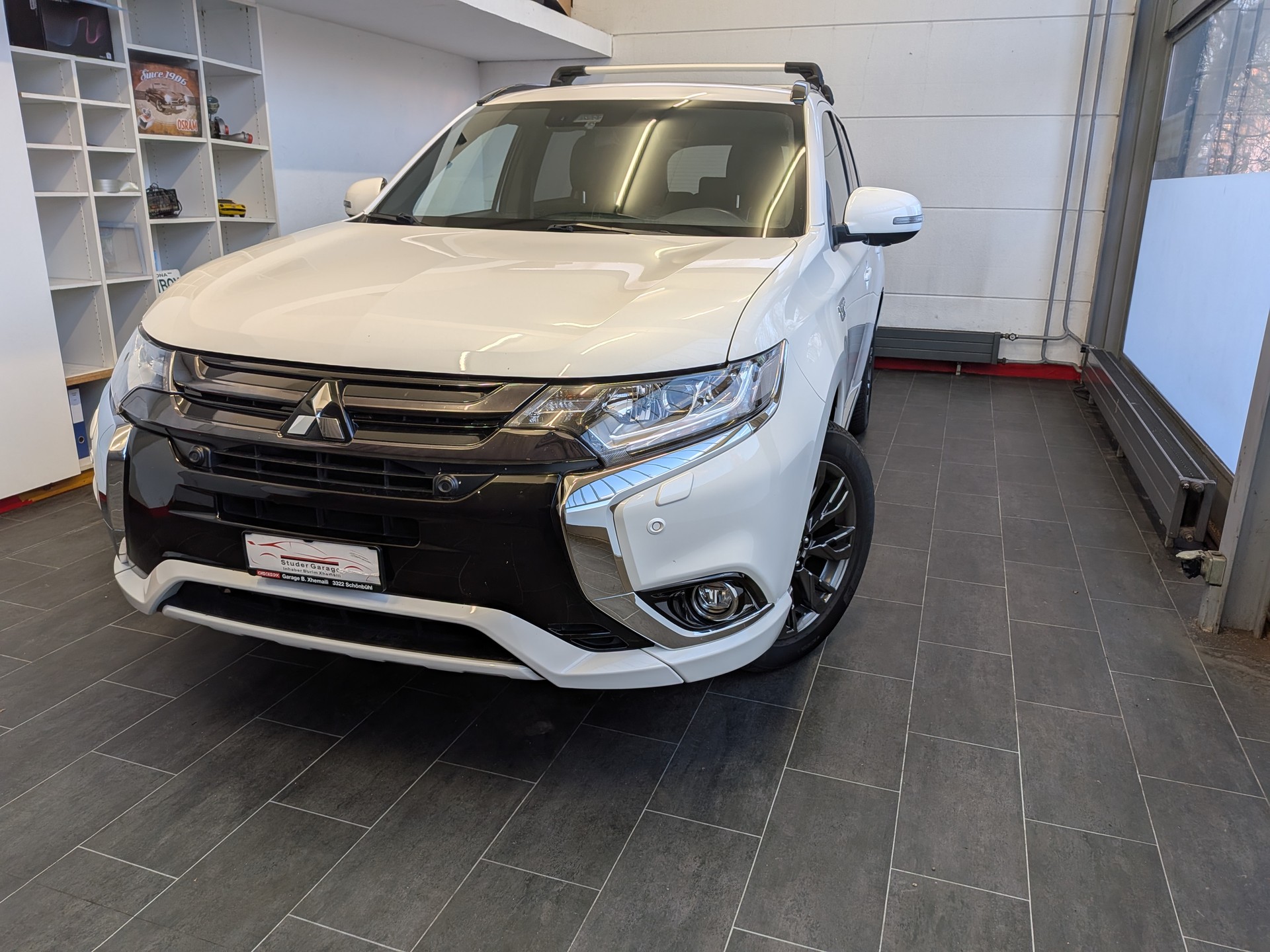 MITSUBISHI Outlander 2.0 PHEV Diamond Annivers. 4WD Automatic-image-3
