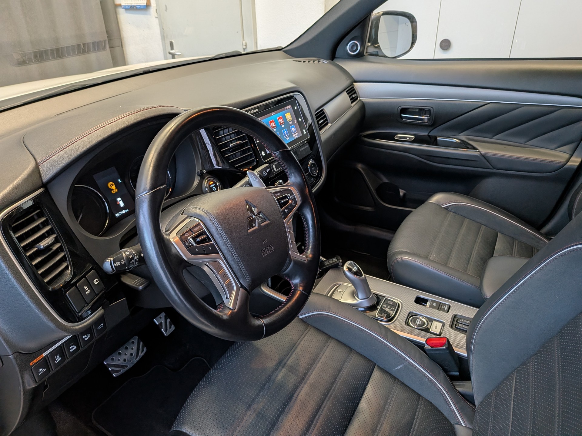 MITSUBISHI Outlander 2.0 PHEV Diamond Annivers. 4WD Automatic-image-11